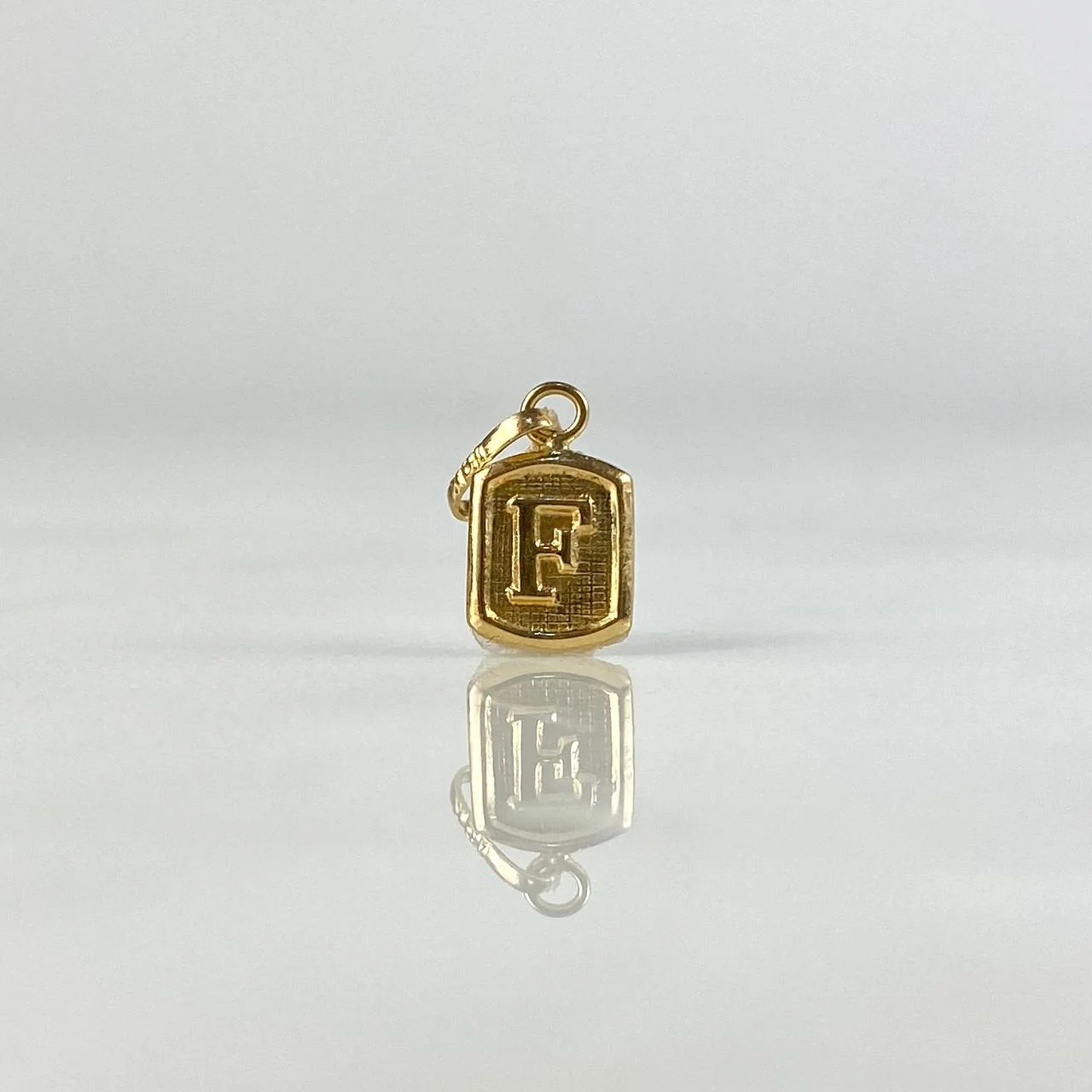 Dije Letra F 0.35 g / 1.4 cm Oro Amarillo 18K
