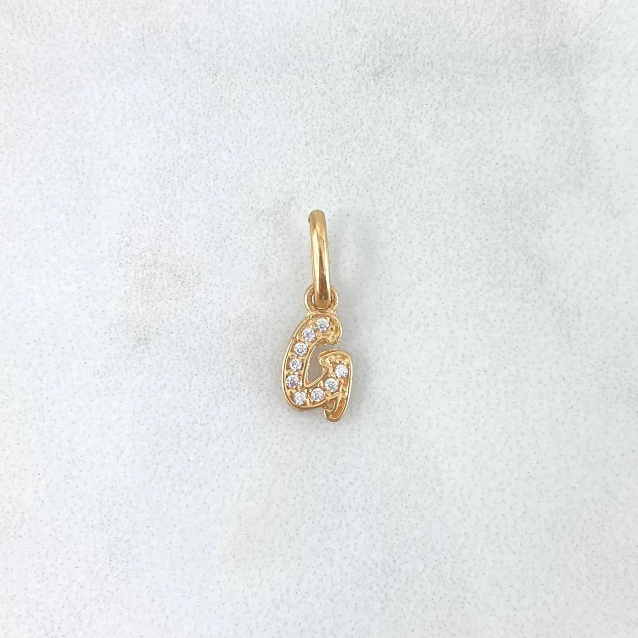 Dije Letra G Silueta 0.45gr / 1.6cm / Circones Blancos Oro Amarillo 18K - Image 3