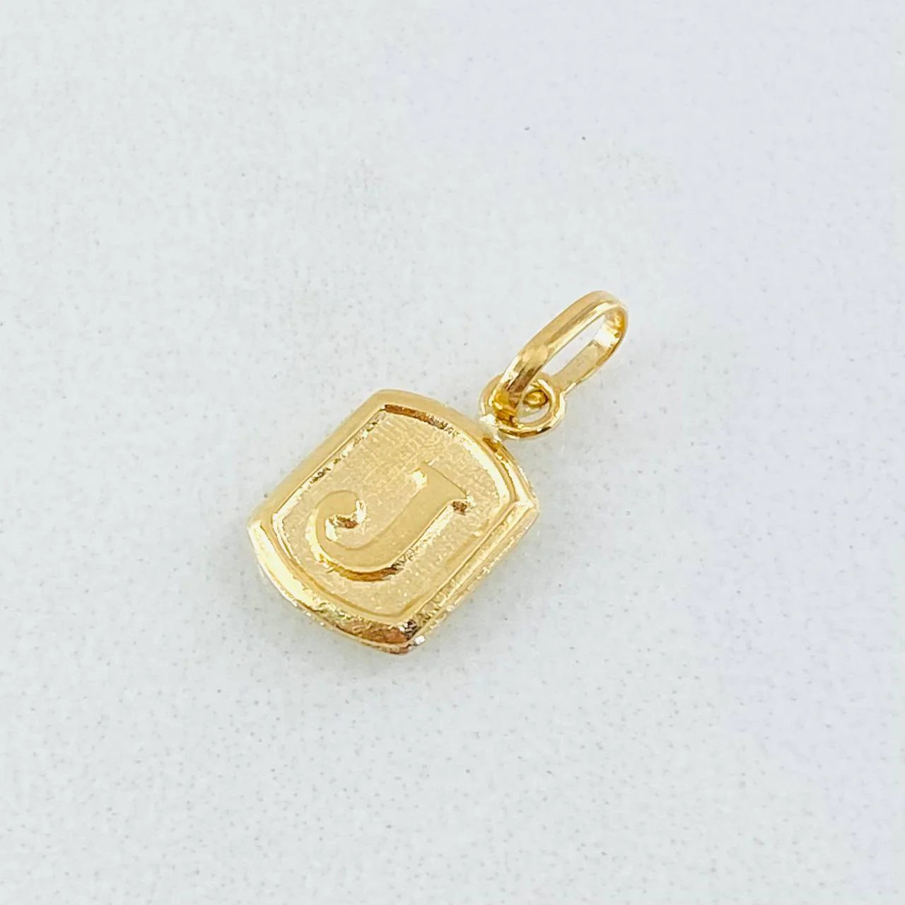 Dije Letra J Marco Texturizado 0.35gr / 1.5cm / Oro Amarillo 18K - Image 3