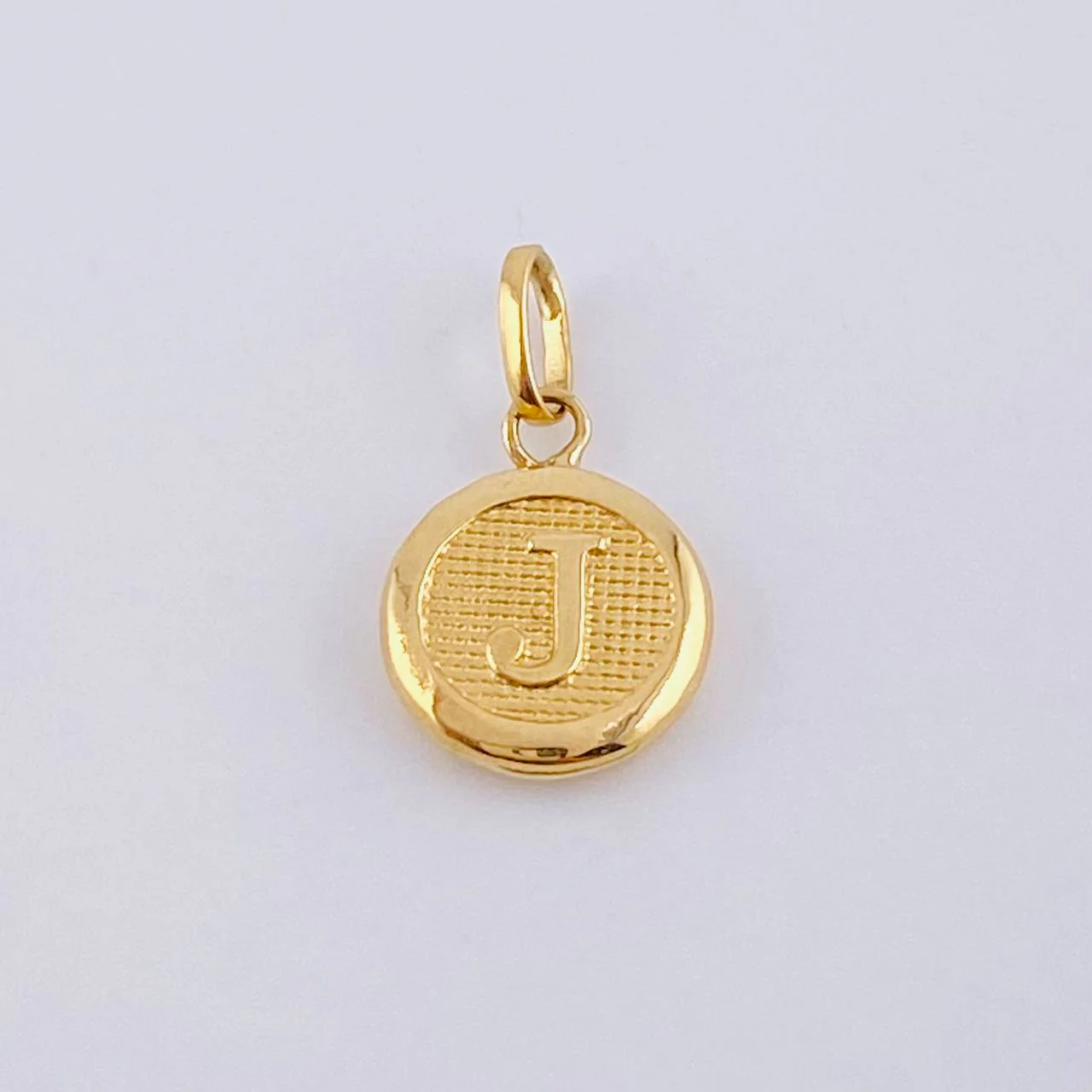 Dije Letra J 0.4 g / 1.6 cm 18K