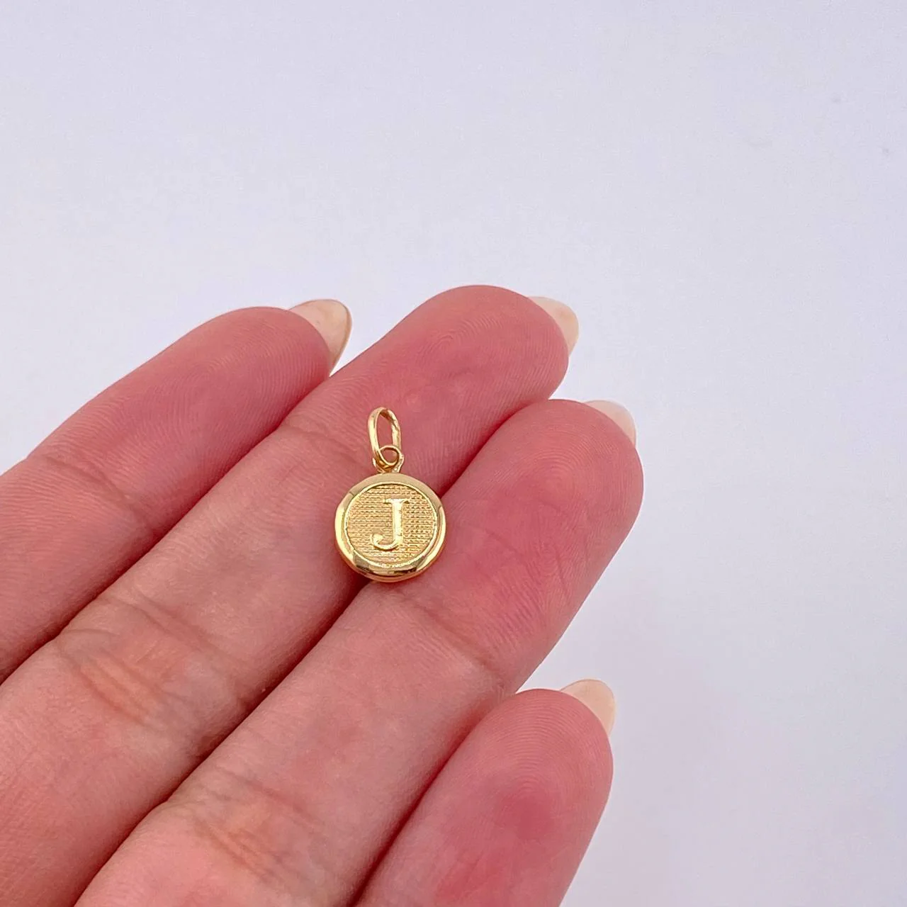 Dije Letra J 0.4 g / 1.6 cm Oro Amarillo 18K - Image 3