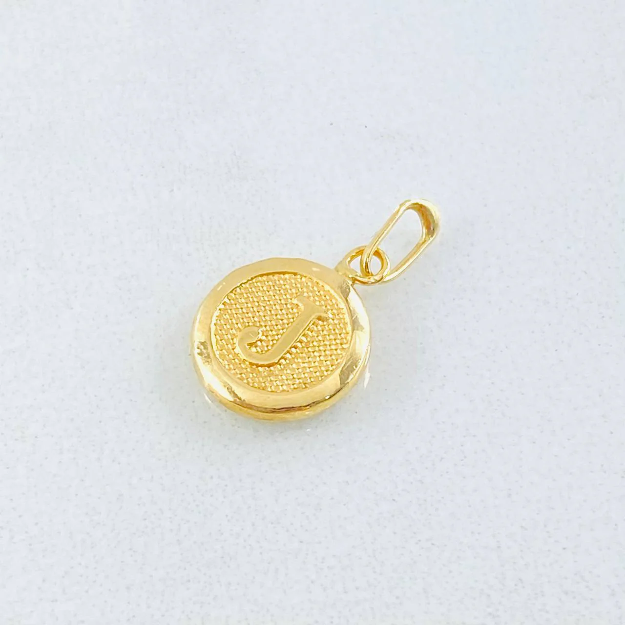 Dije Letra J Circulo Texturizado 0.4gr / 1.5cm / Oro Amarillo 18K - Image 2