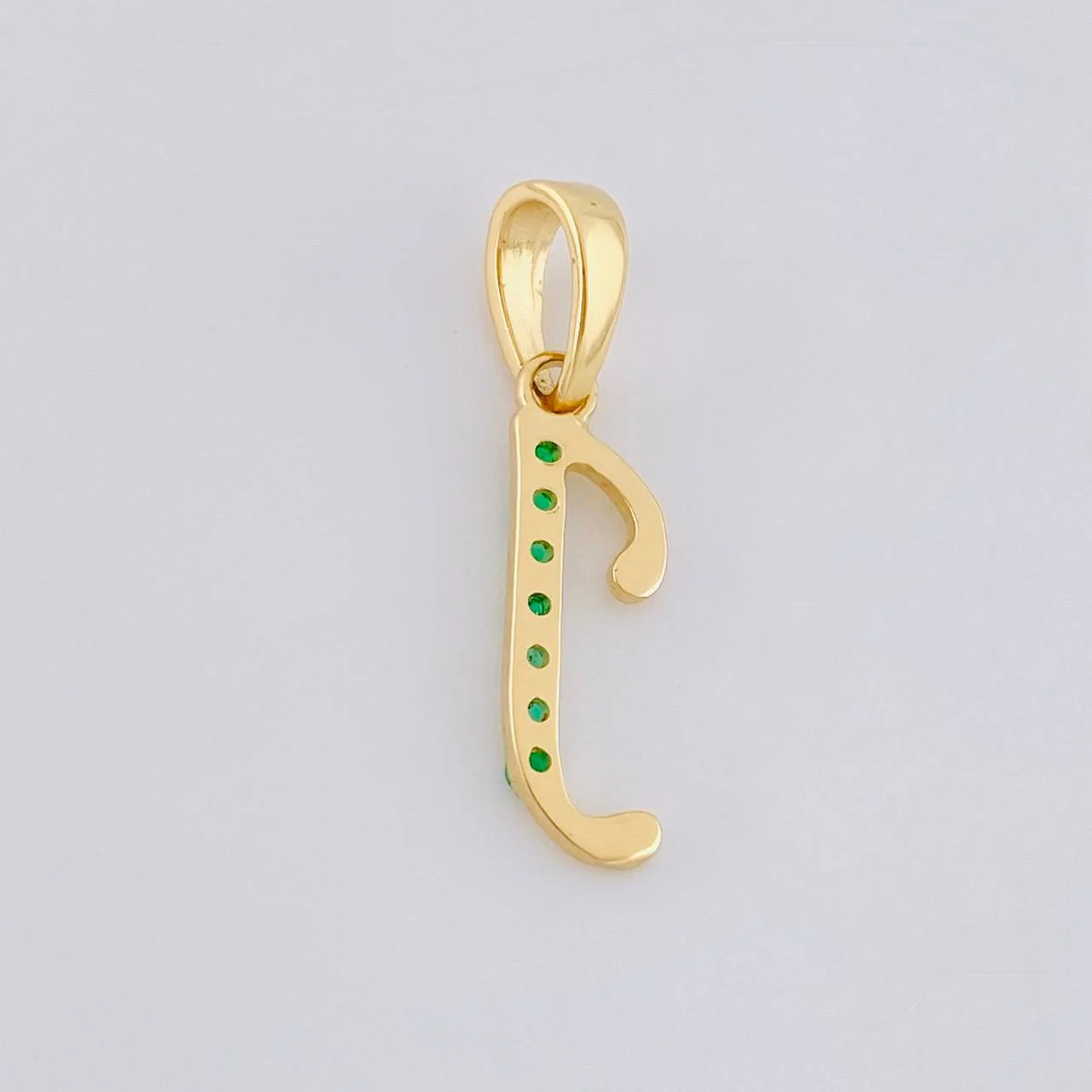 Dije Letra J Cursiva Esmeraldas 11Pts 0.8 g / 3.3 cm Oro Amarillo 18K - Image 2