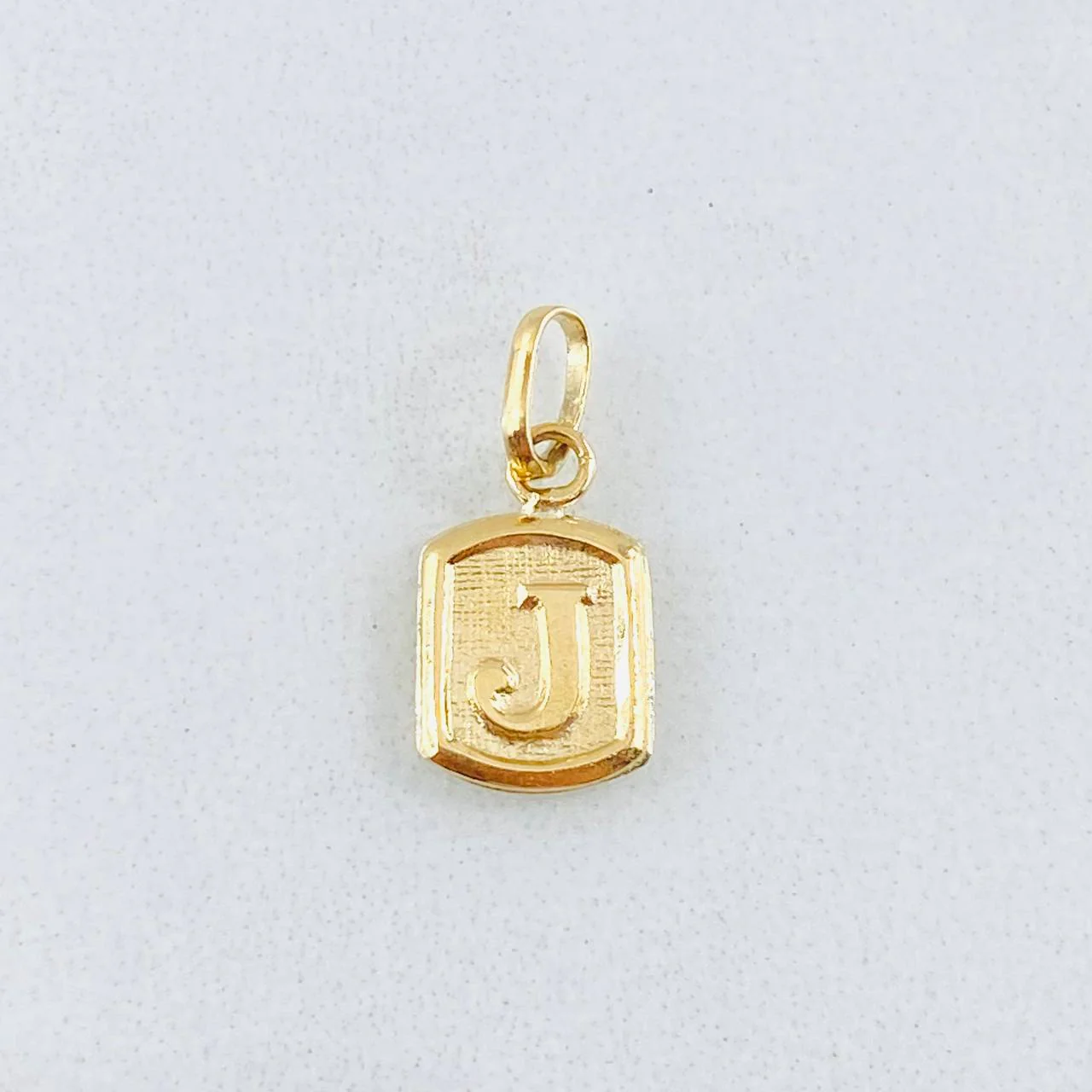 Dije Letra J Marco Texturizado 0.4gr / 1.5cm / Oro Amarillo 18K © - Image 3