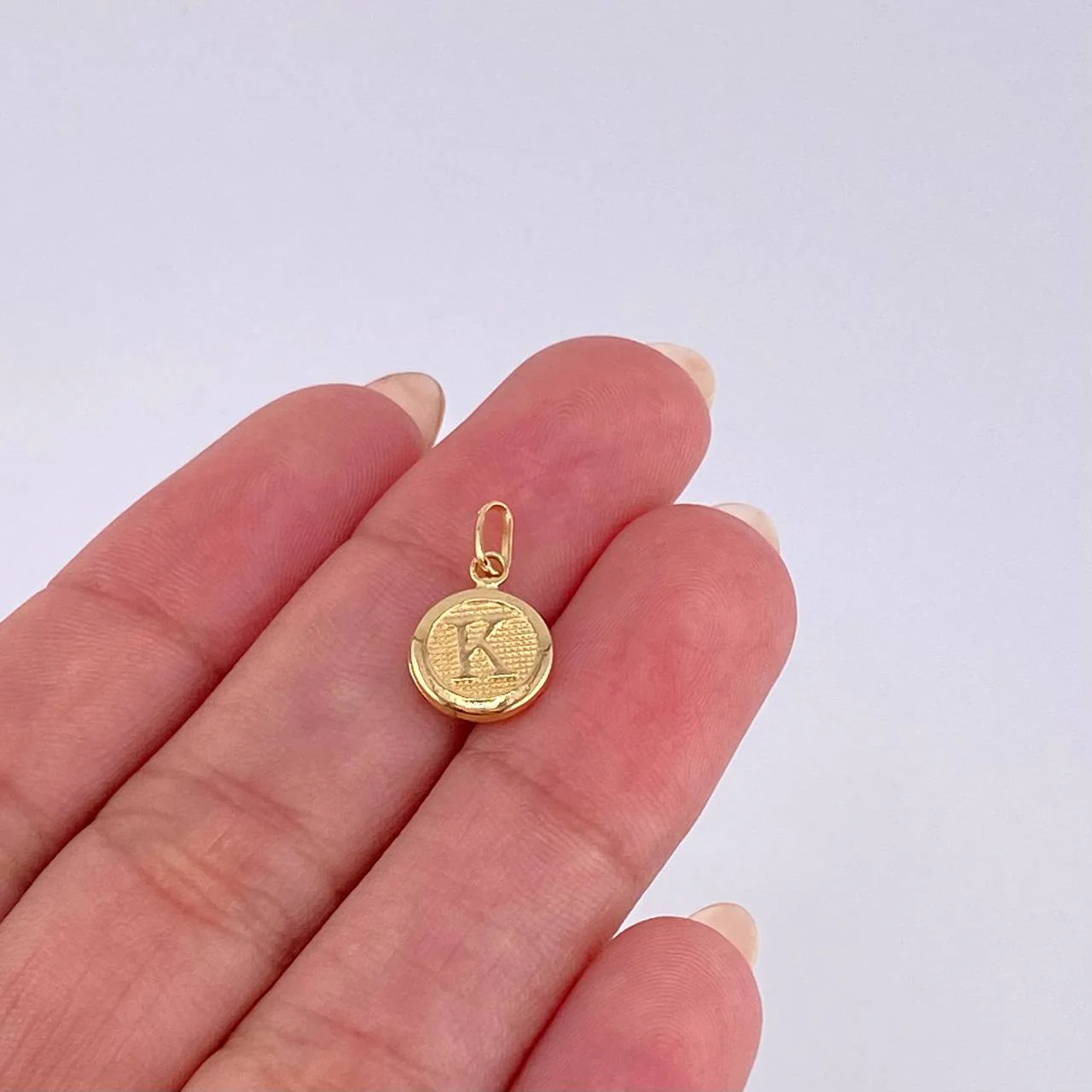 Dije Letra K 0.4 g / 1.6 cm 18K - Image 3