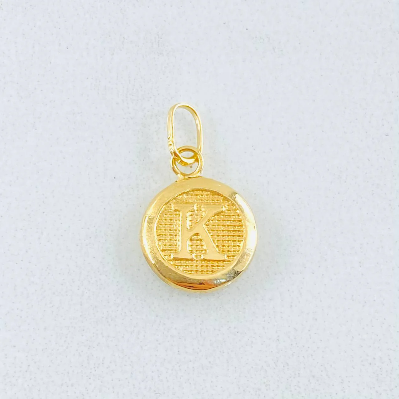 Dije Letra K Circulo Texturizado 0.45gr / 1.5cm / Oro Amarillo 18K - Image 2