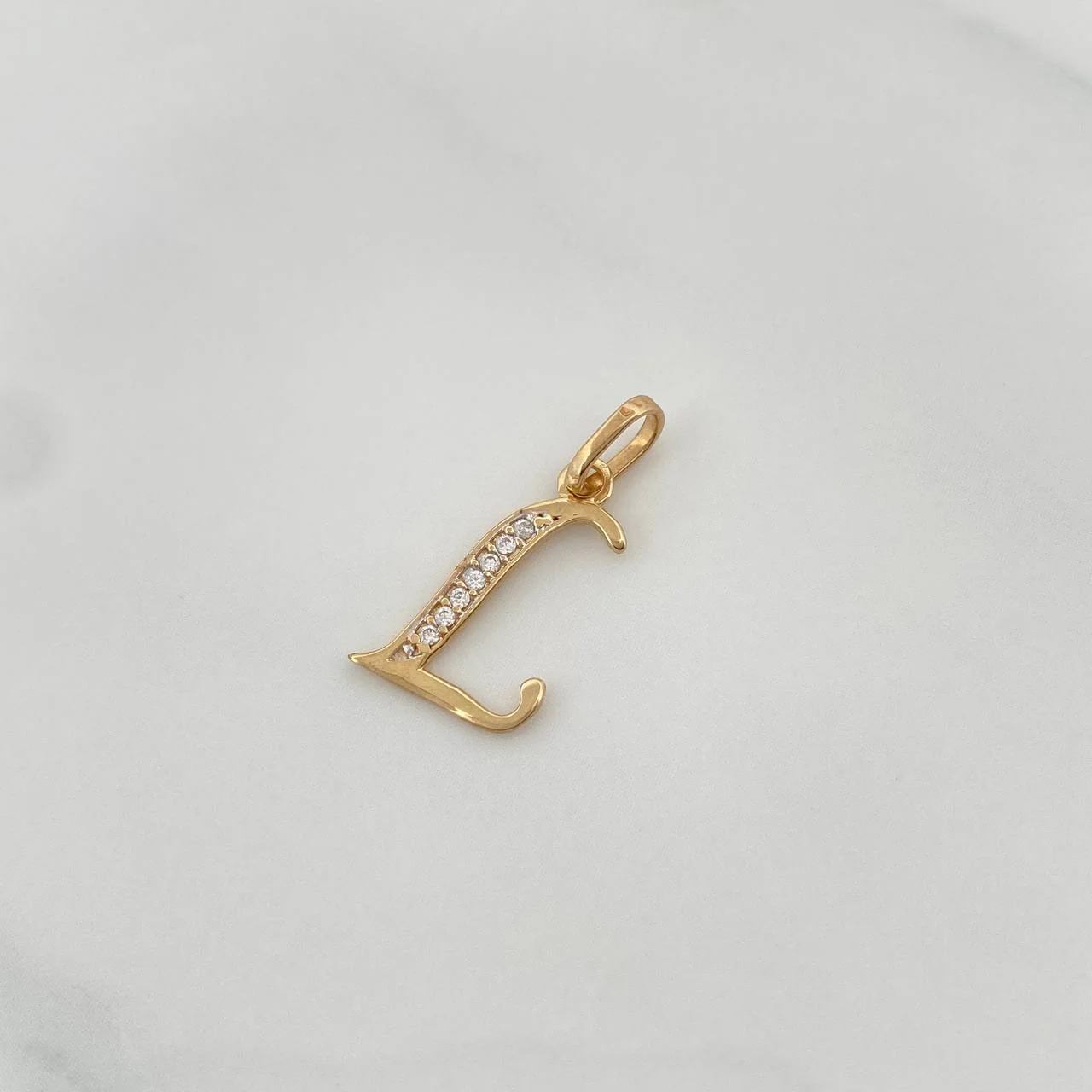 Dije Letra L 0.55gr / 2cm / Oro Amarillo 18K % - Image 3