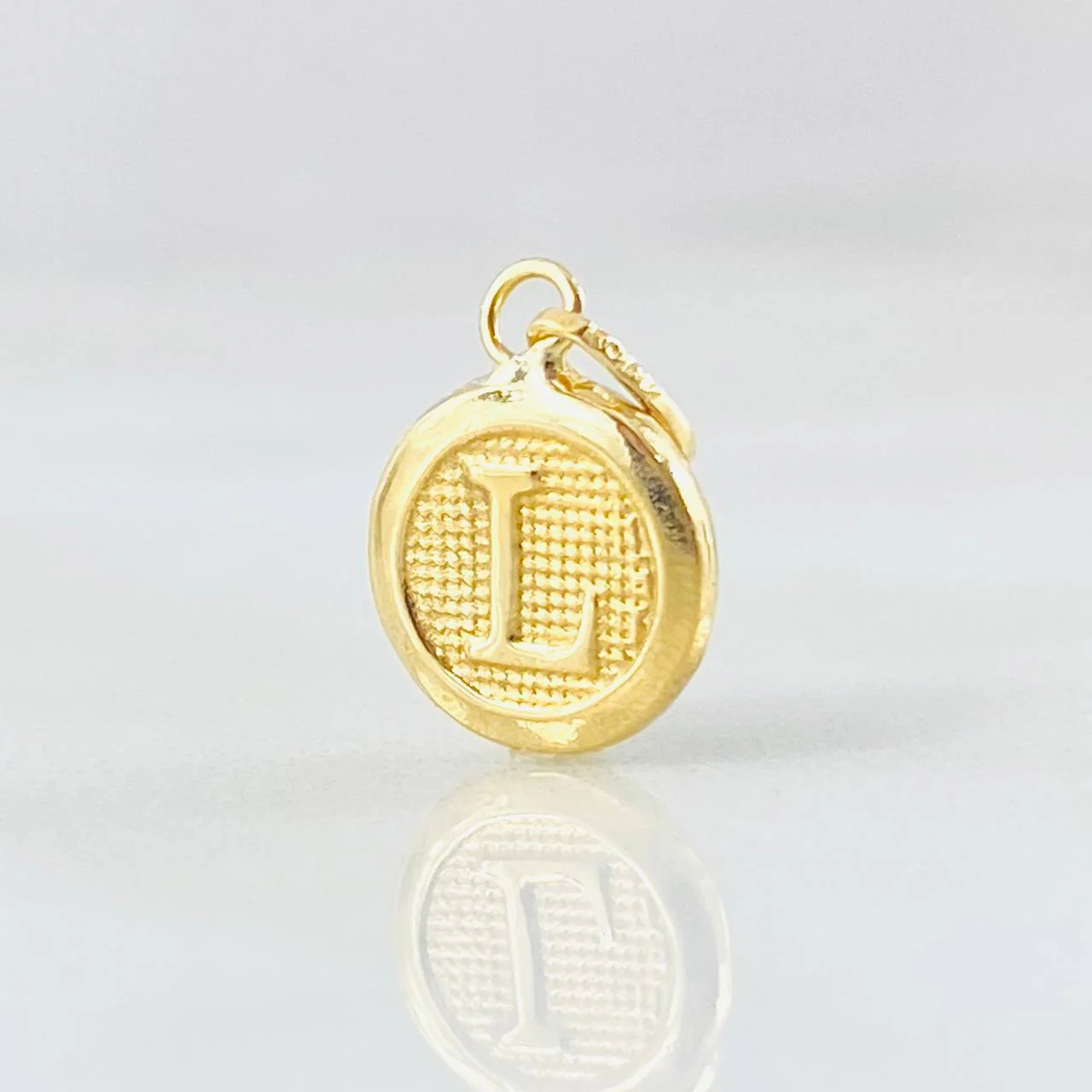 Dije Letra L Circulo 0.4 g / 1.5 cm Oro Amarillo 18K