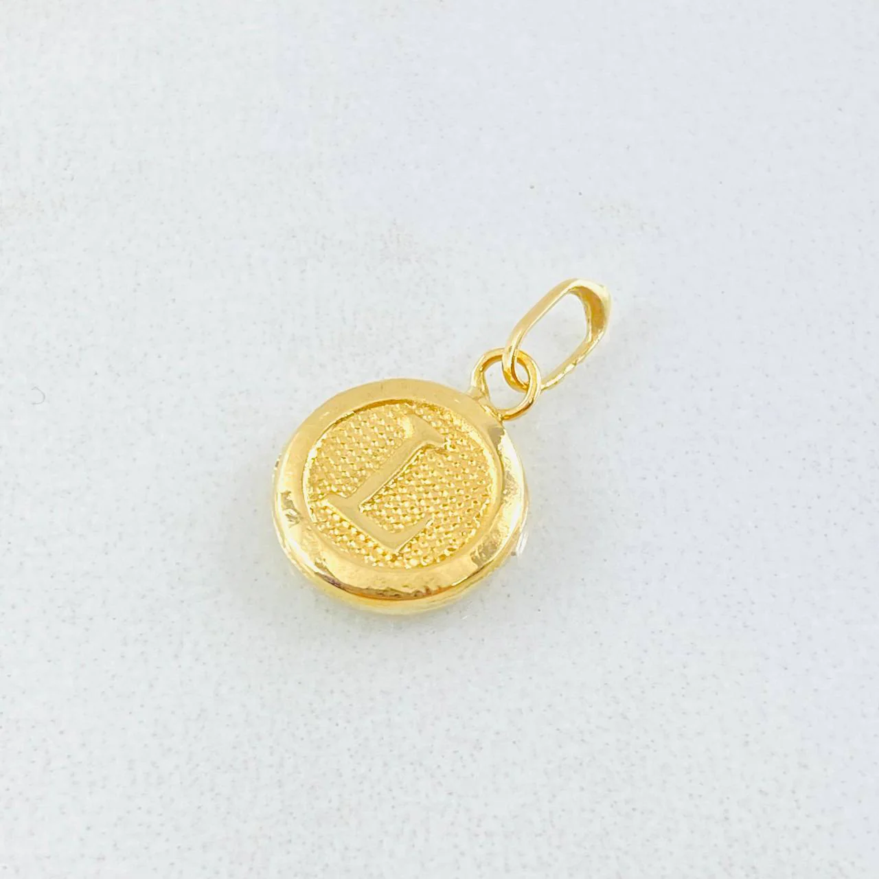 Dije Letra L Circulo 0.4 g / 1.5 cm Oro Amarillo 18K - Image 3