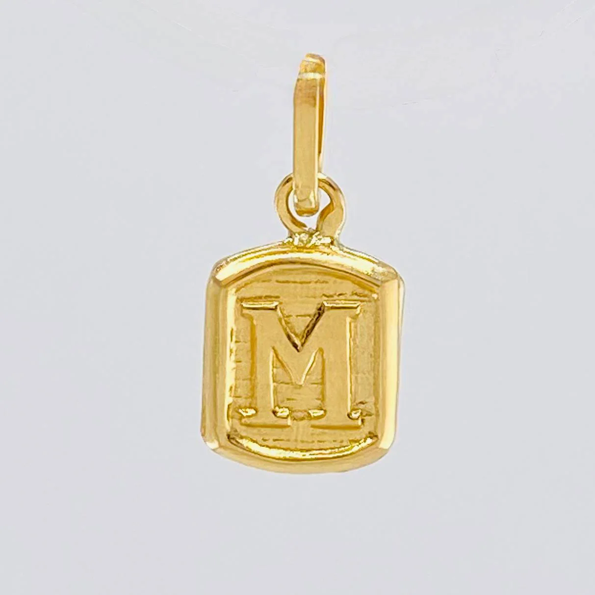 Dije Letra M 0.3 g / 1.4 cm Oro Amarillo 18K - Image 2