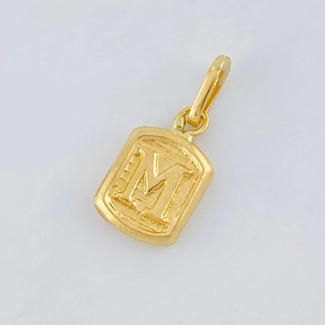 Dije Letra M 0.3 g / 1.4 cm Oro Amarillo 18K - Image 3