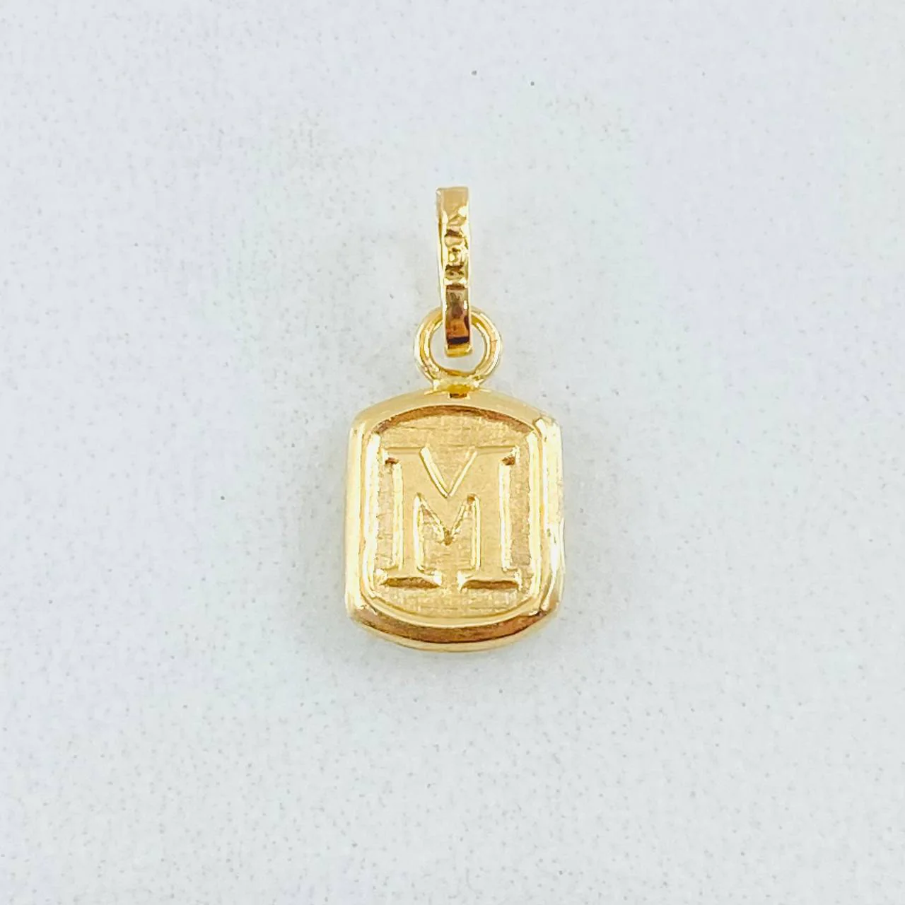 Dije Letra M 0.35 g / 1.4 cm Oro Amarillo 18K