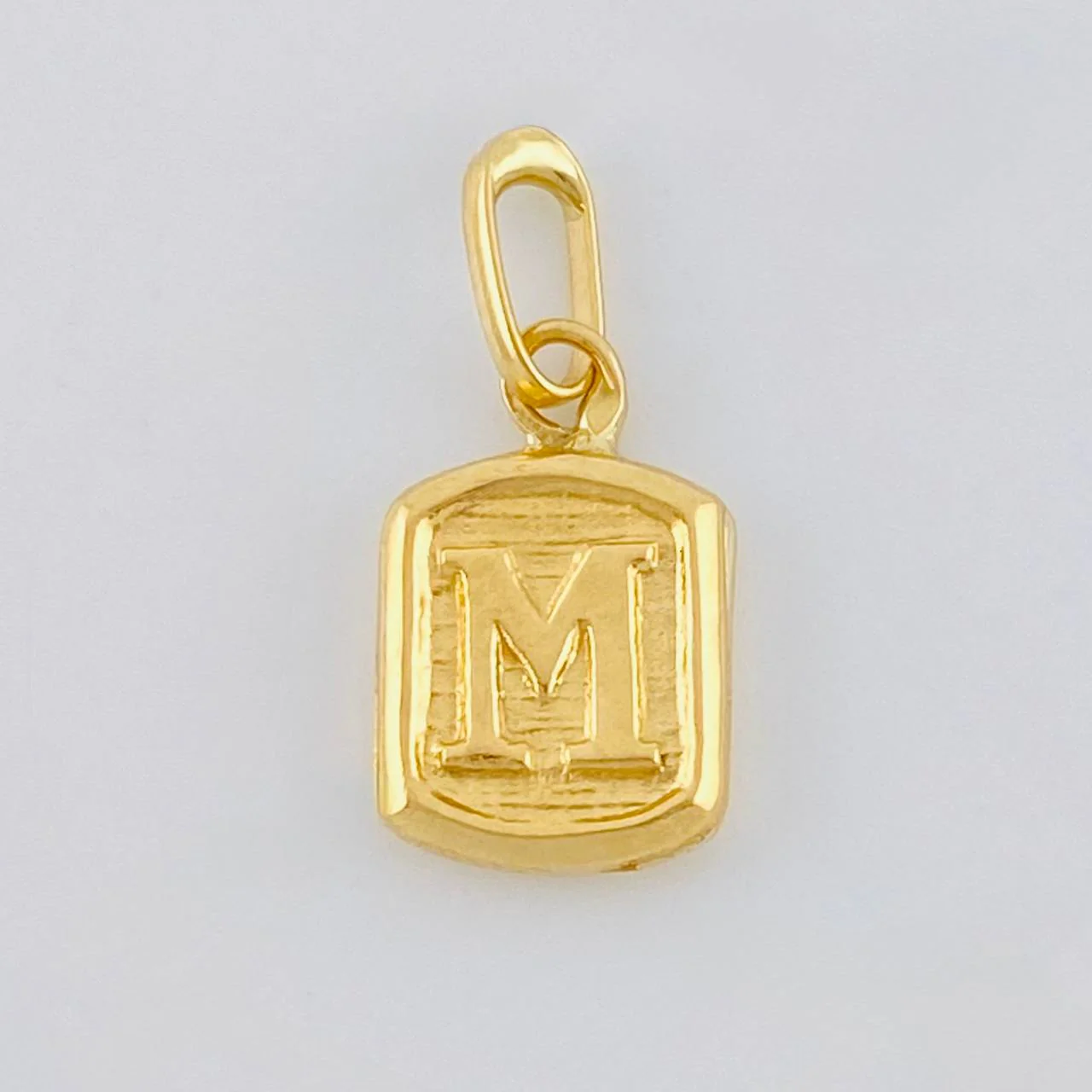 Dije Letra M 0.35 g / 1.4 cm Oro Amarillo 18K