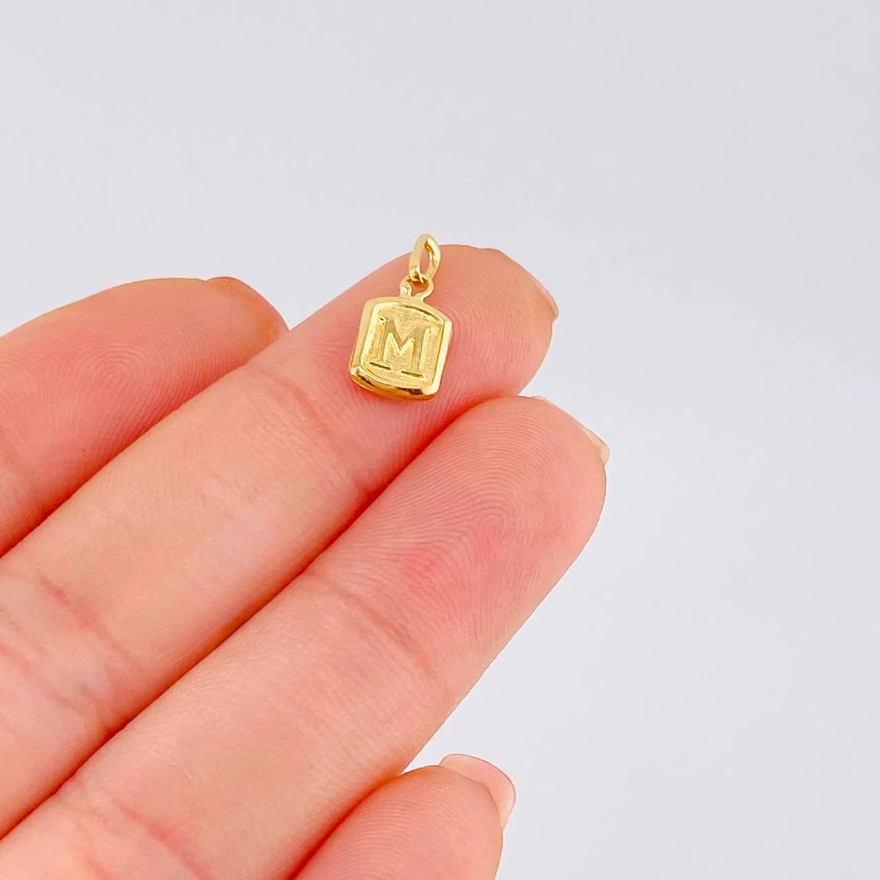 Dije Letra M 0.35 g / 1.4 cm Oro Amarillo 18K - Image 4