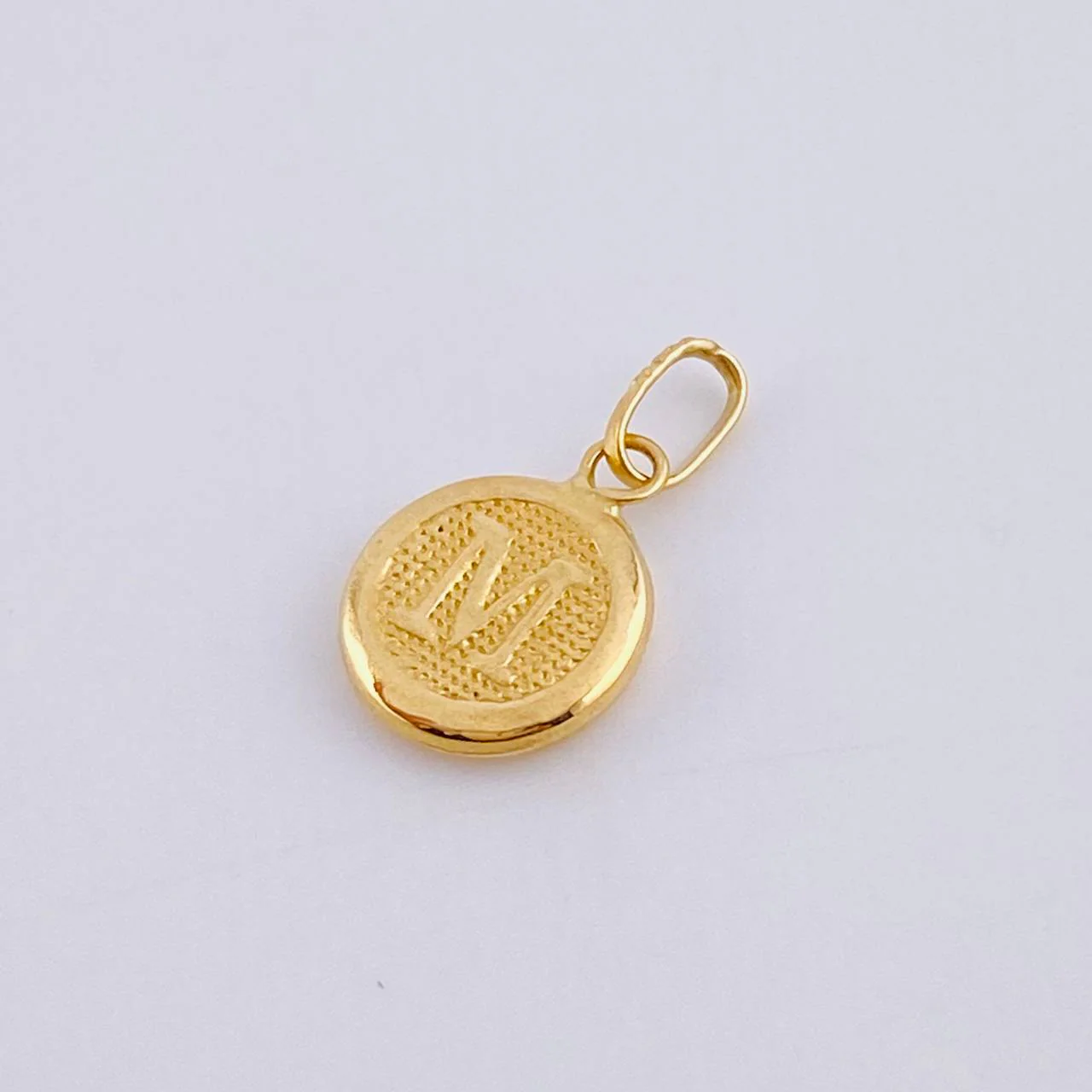 Dije Letra M 0.45 g / 1.6 cm Oro Amarillo 18K - Image 2