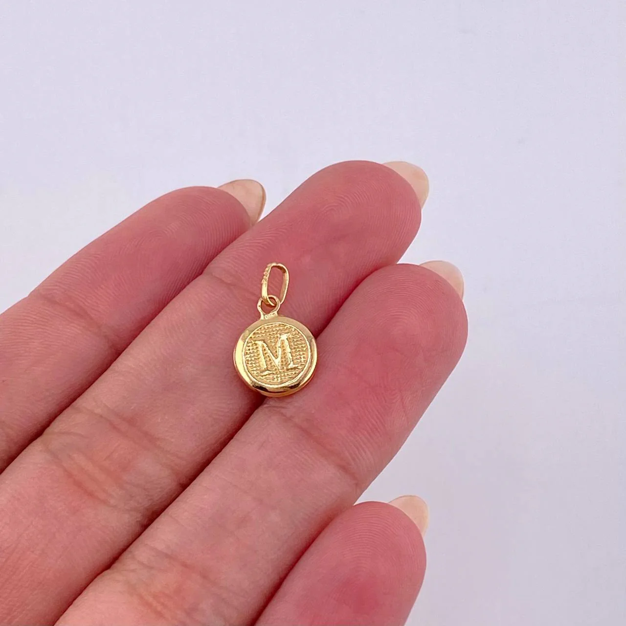 Dije Letra M 0.45 g / 1.6 cm Oro Amarillo 18K - Image 3
