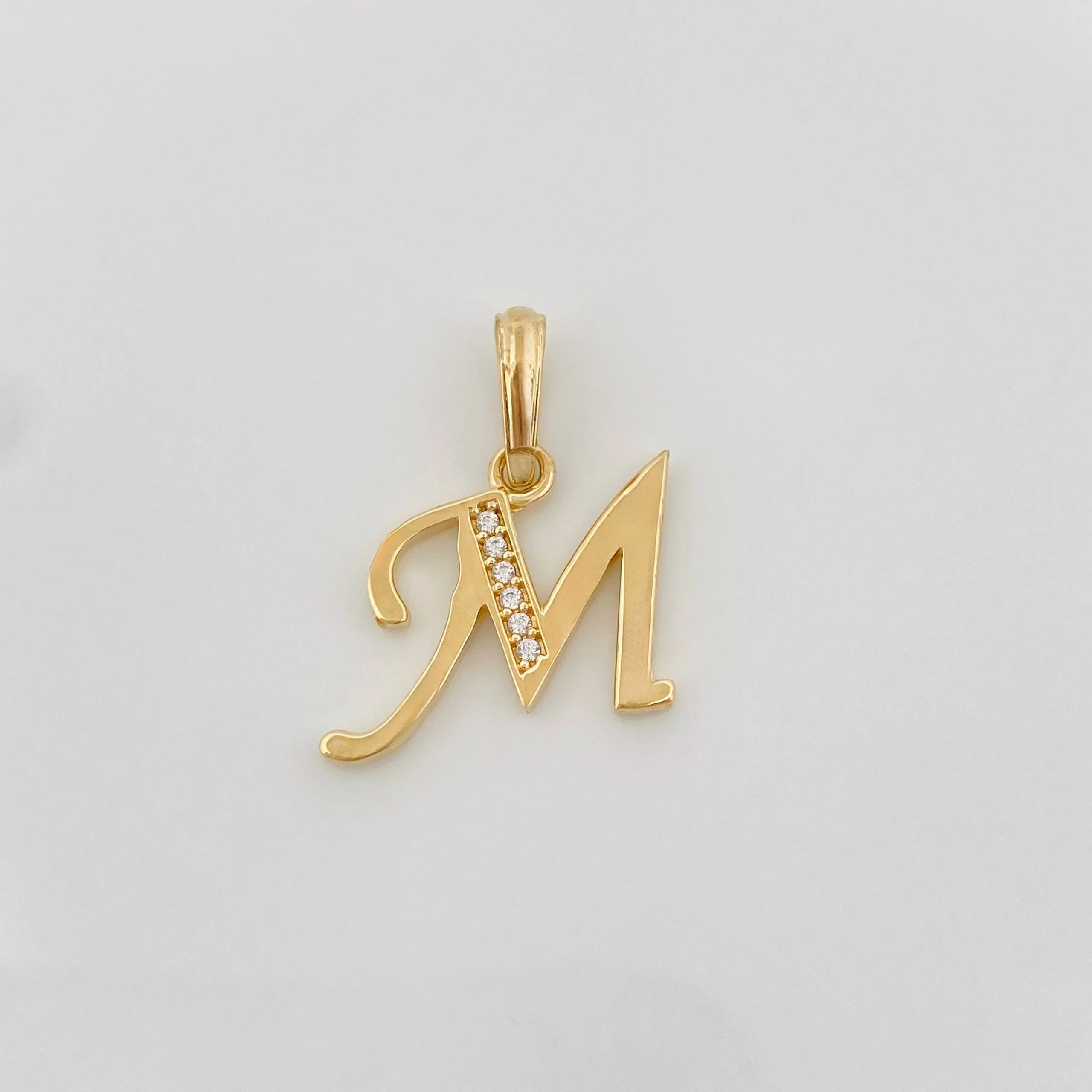 Dije Letra M 1.3 g / 2 cm Oro Amarillo 18K
