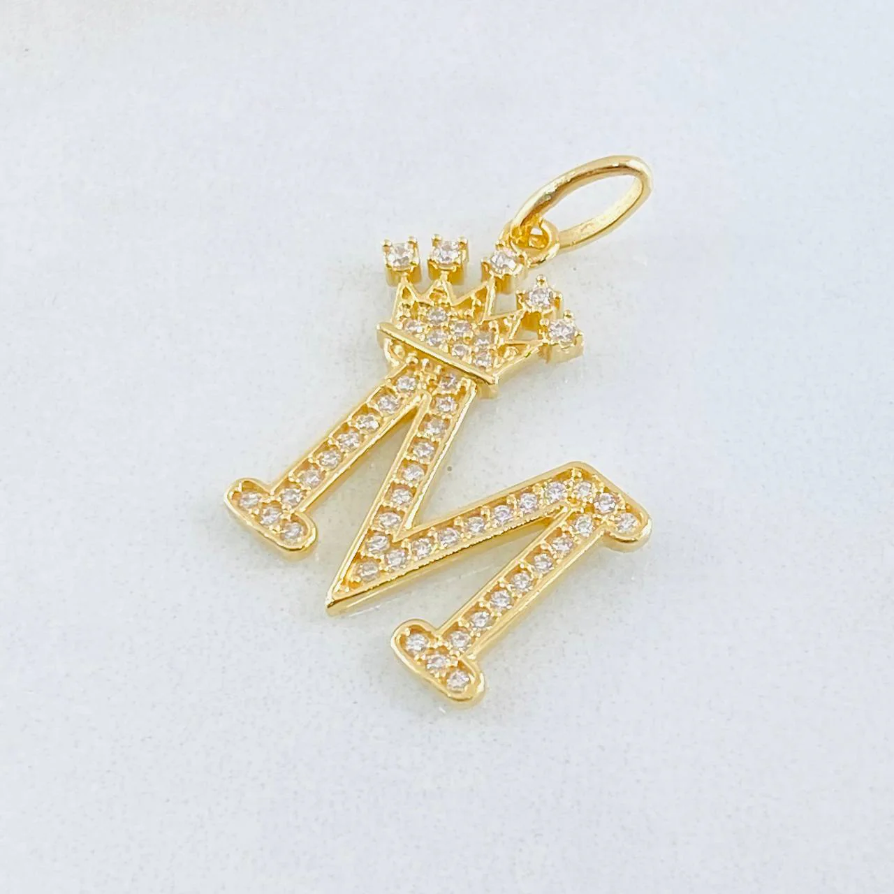 Dije Corona Letra M 2.35gr / 2.5cm / Oro Amarillo 18K - Image 3