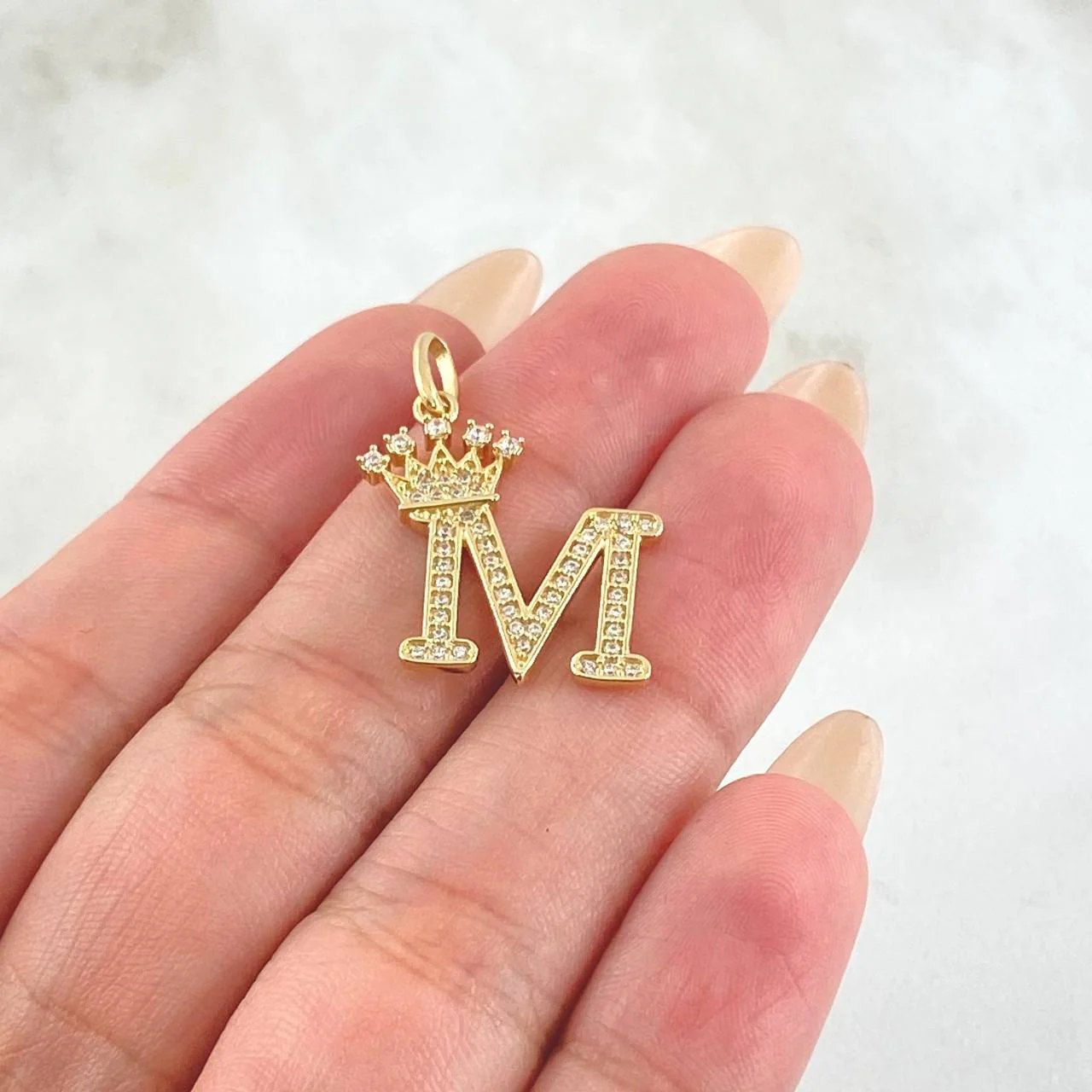 Dije Corona Letra M 2.35gr / 2.5cm / Oro Amarillo 18K - Image 4