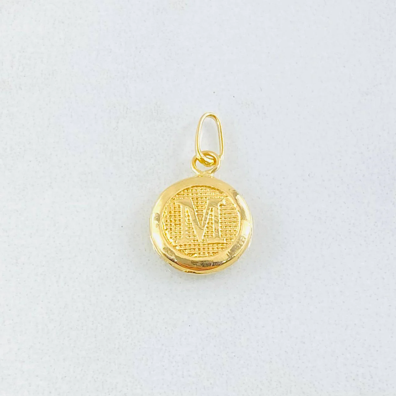 Dije Letra M Circulo Texturizado 0.4gr / 1.5cm / Oro Amarillo 18K © - Image 2