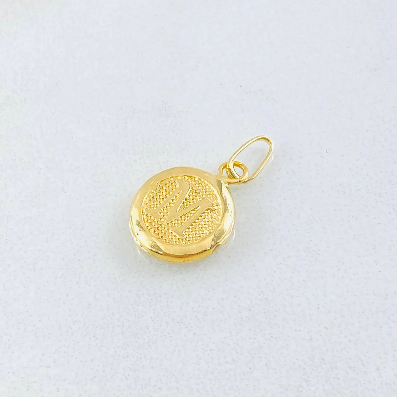 Dije Letra M Circulo Texturizado 0.4gr / 1.5cm / Oro Amarillo 18K © - Image 3