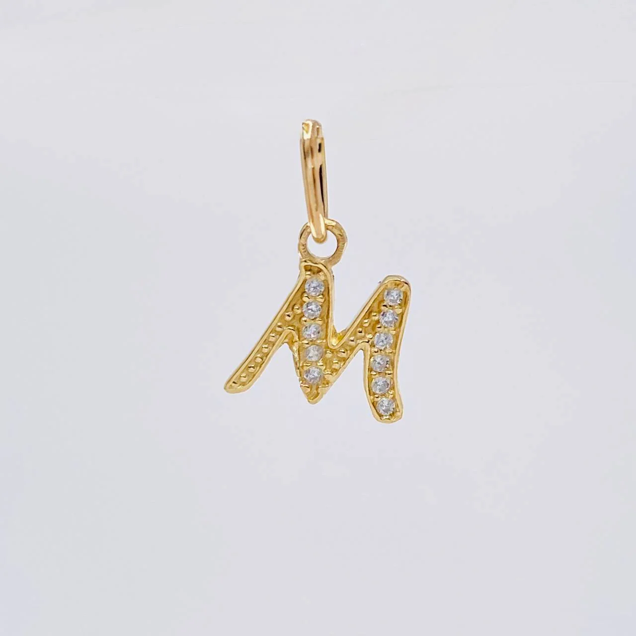 Dije Letra M Cursiva 0.6 g / 2.5 cm Oro Amarillo 18K