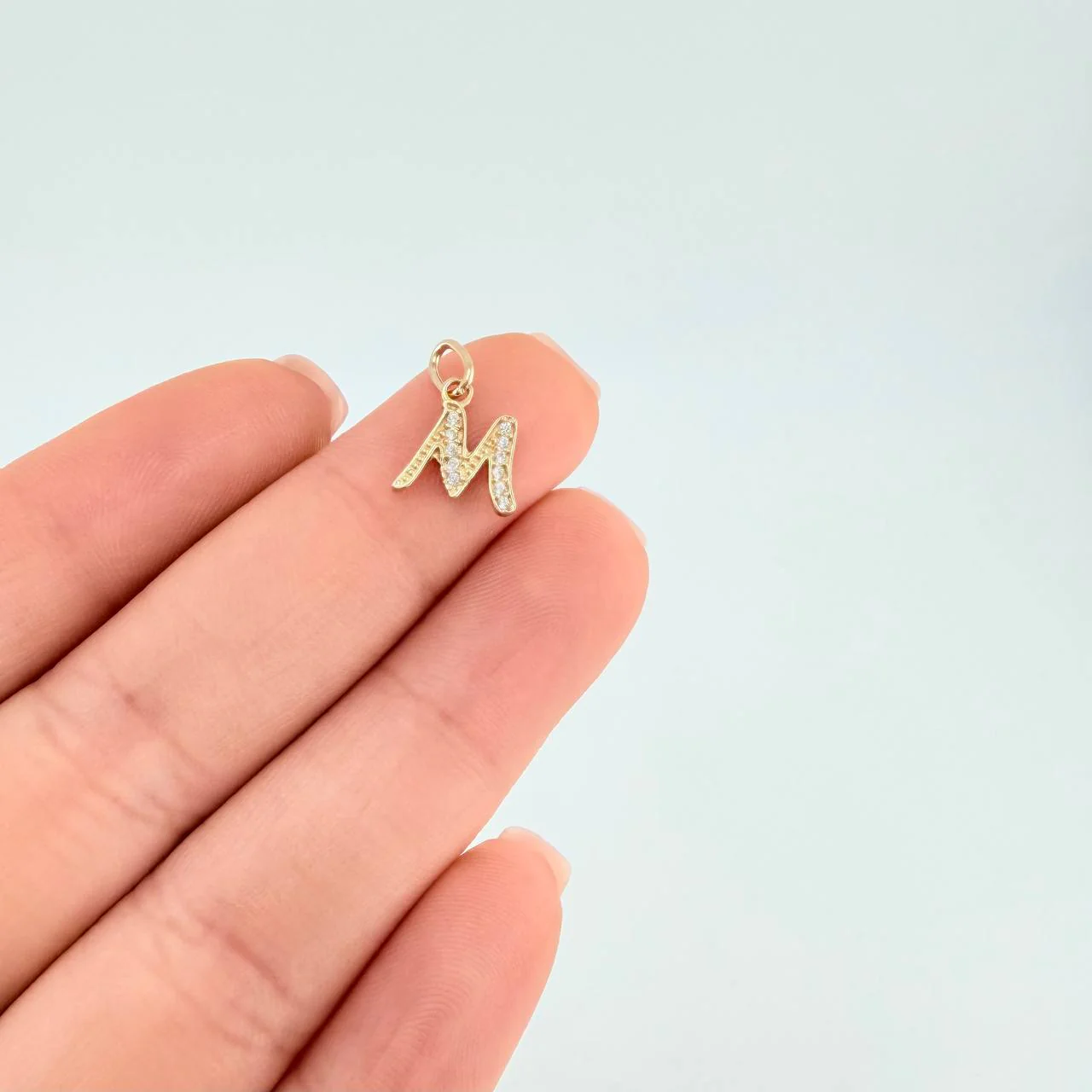 Dije Letra M Cursiva 0.65 g / 2.5 cm Oro Amarillo 18K - Image 2