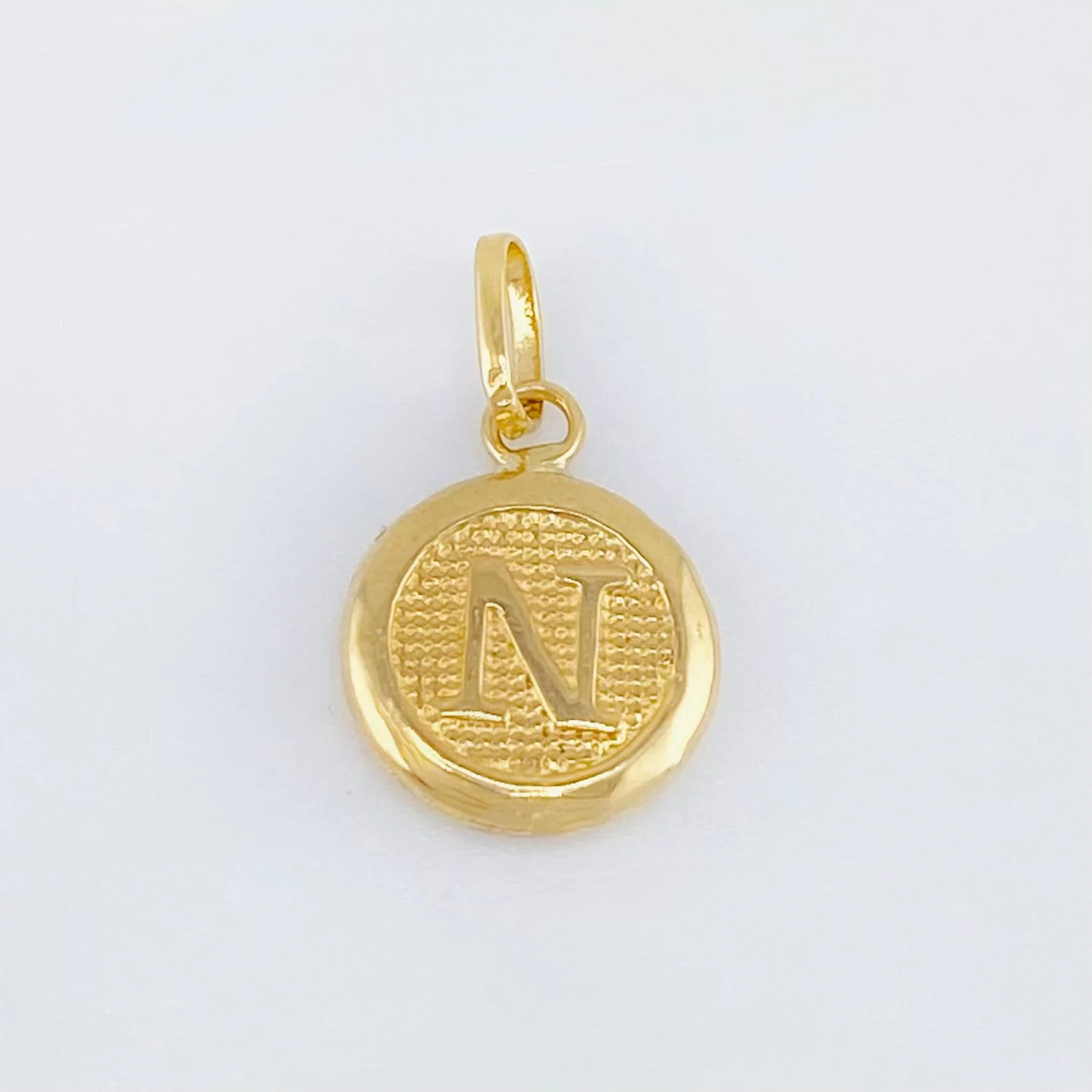 Dije Letra N Circulo Texturizado 0.35gr / 1.5cm / Oro Amarillo 18K * - Image 2