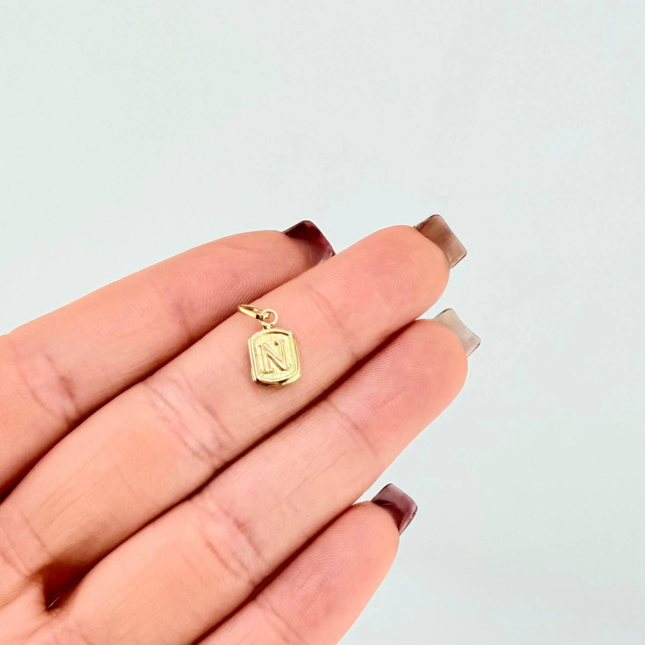 Dije Letra N Circulo Texturizado 0.4gr / 1.5cm / Oro Amarillo 18K - Image 4