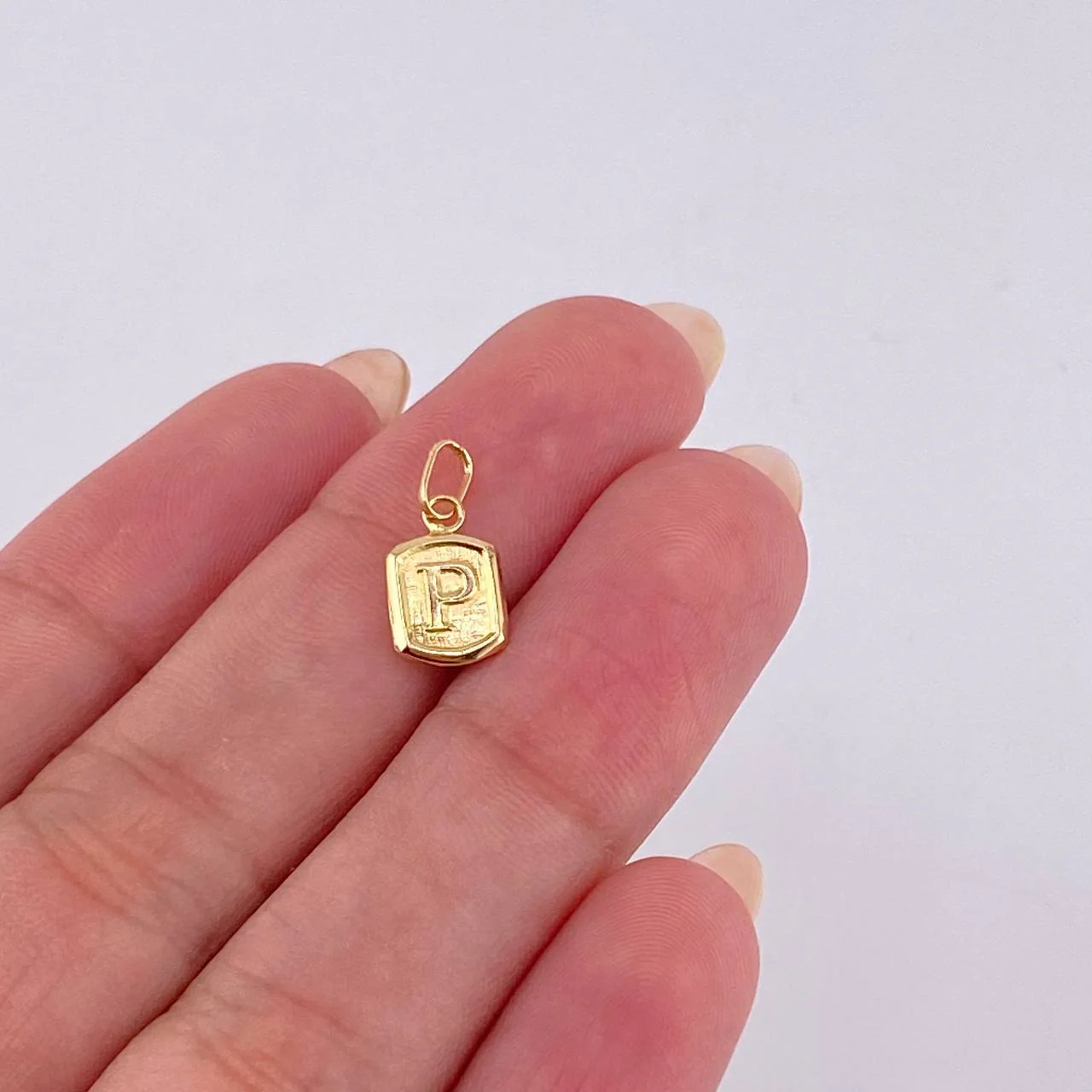 Dije Letra P 0.35 g / 1.4 cm Oro Amarillo 18K - Image 3