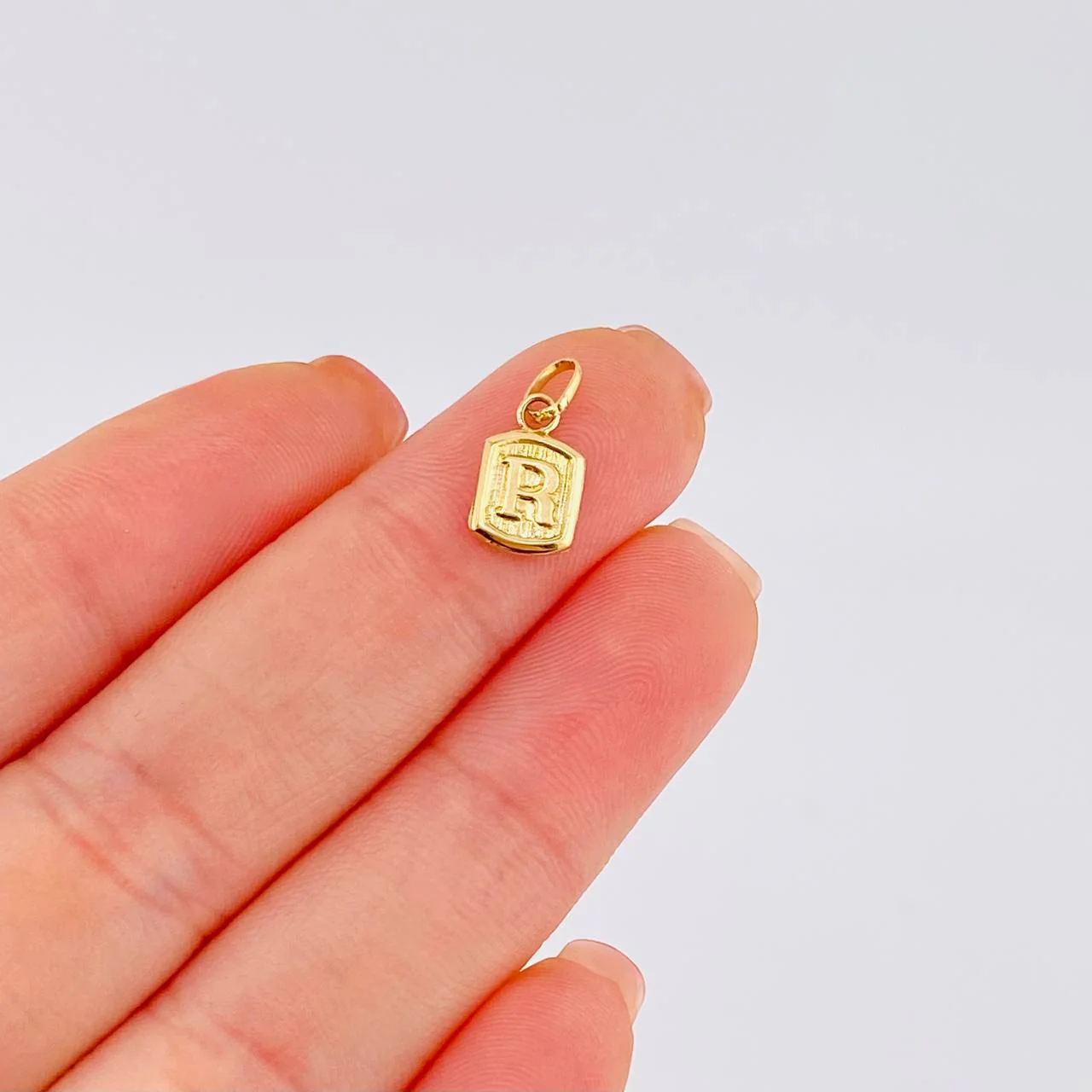 Dije Letra R 0.3 g / 1.4 cm Oro Amarillo 18K - Image 4