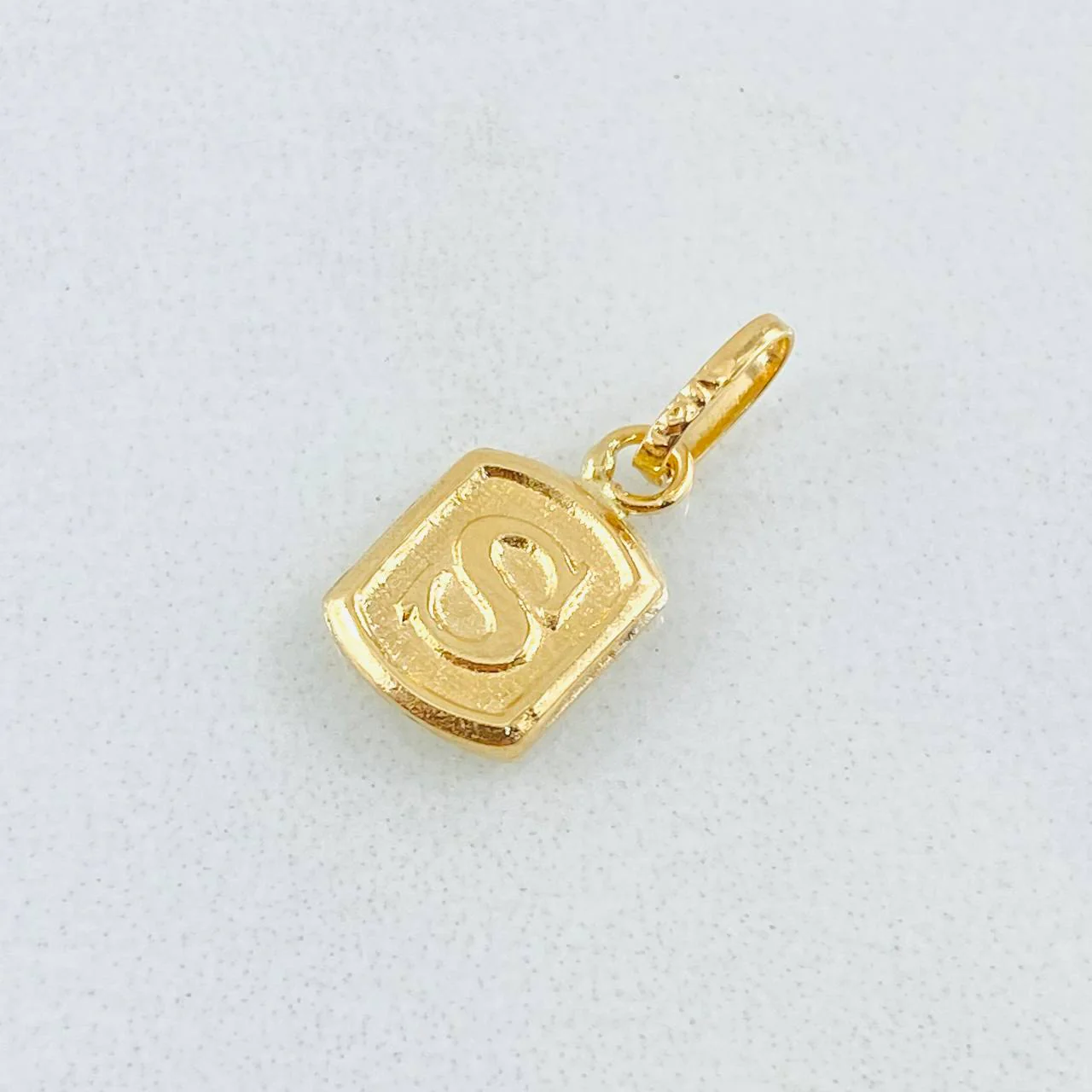 Dije Letra S Marco Texturizado 0.3gr / 1.5cm / Oro Amarillo 18K * - Image 4