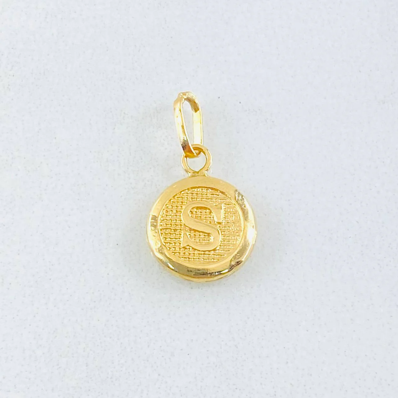Dije Letra S Circulo Texturizado 0.45gr / 1.5cm / Oro Amarillo 18K - Image 2