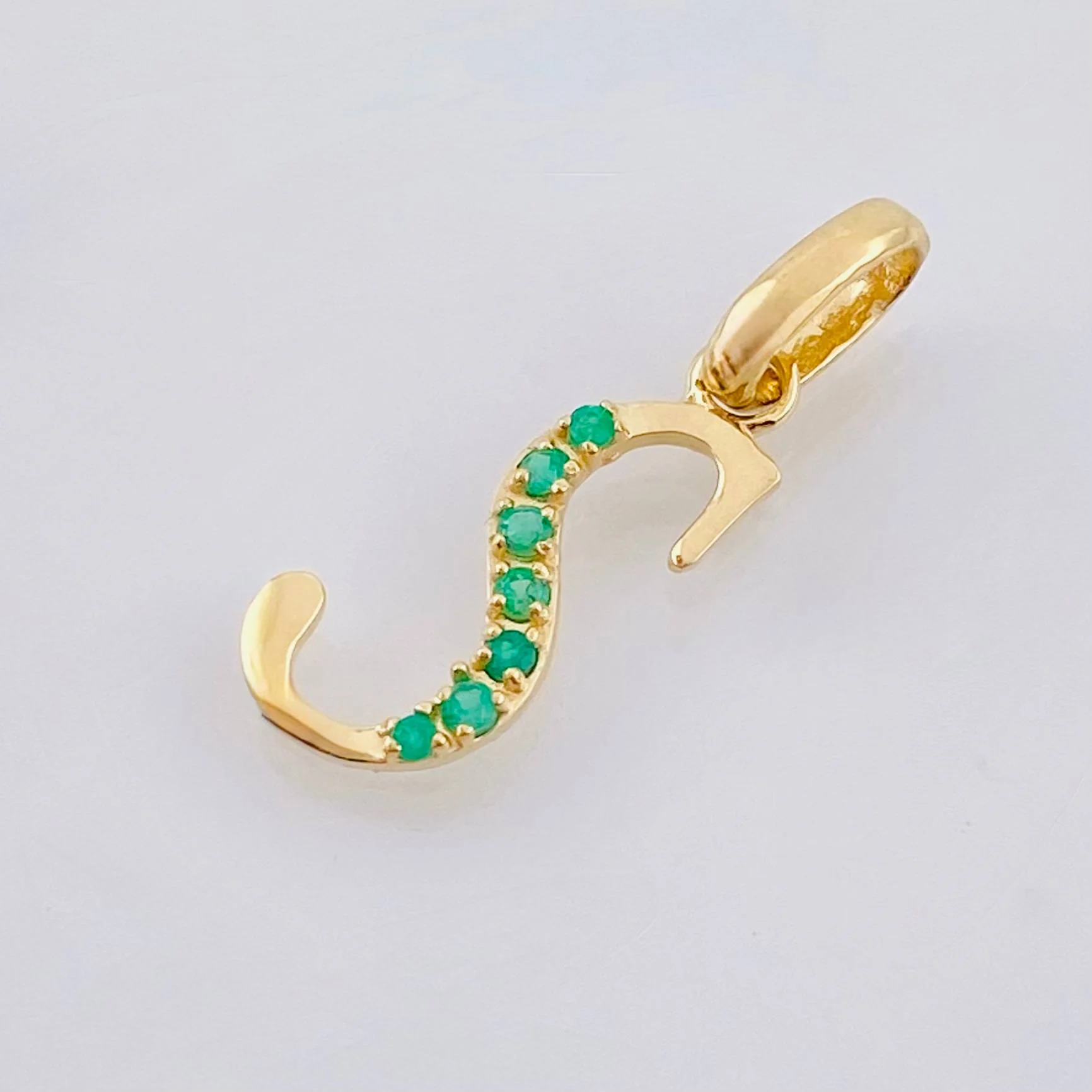 Dije Letra S Esmeraldas 11pts 0.6gr / 2cm / Oro Amarillo 18K © - Image 3