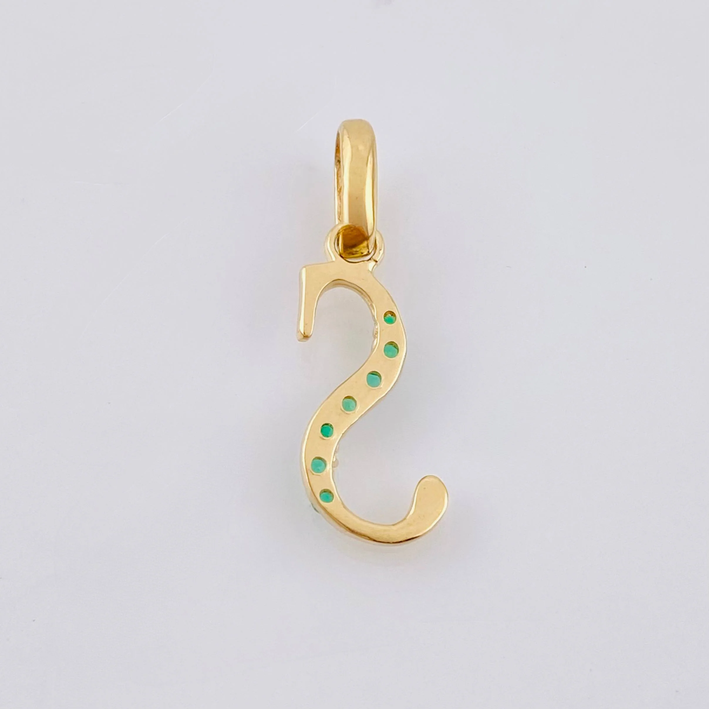 Dije Letra S Esmeraldas 11pts 0.6gr / 2cm / Oro Amarillo 18K © - Image 4