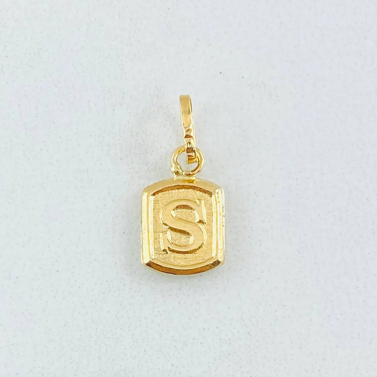 Dije Letra S Marco Texturizado 0.35gr / 1.5cm / Oro Amarillo 18K * - Image 3