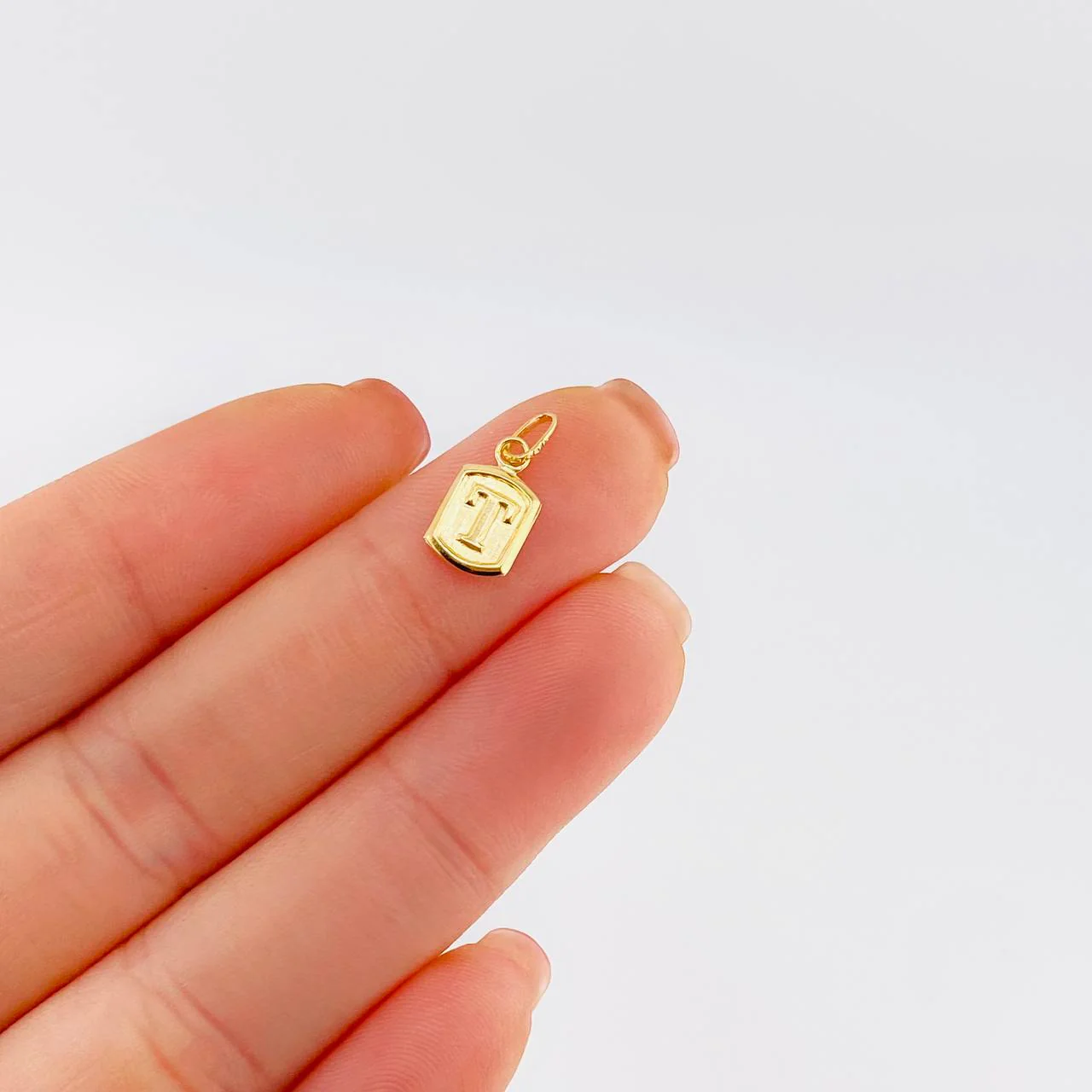 Dije Letra T 0.3 g / 1.4 cm Oro Amarillo 18K - Image 4