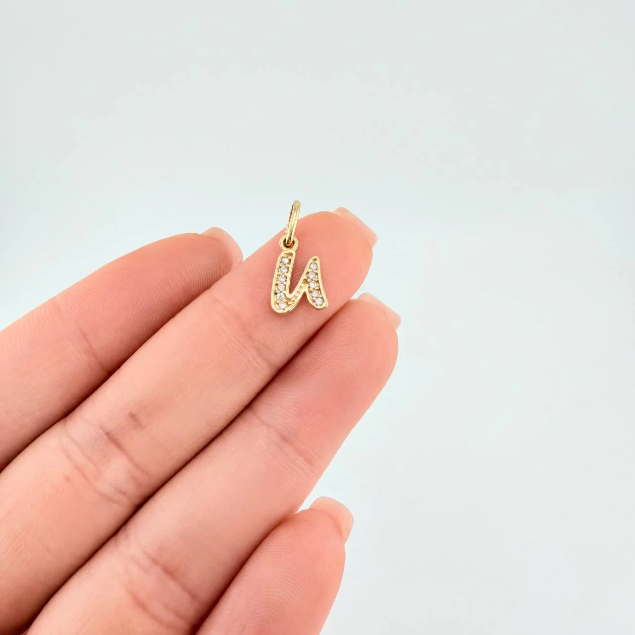 Dije Letra U Cursiva 0.75 g / 1.6 cm Oro Amarillo 18K - Image 3