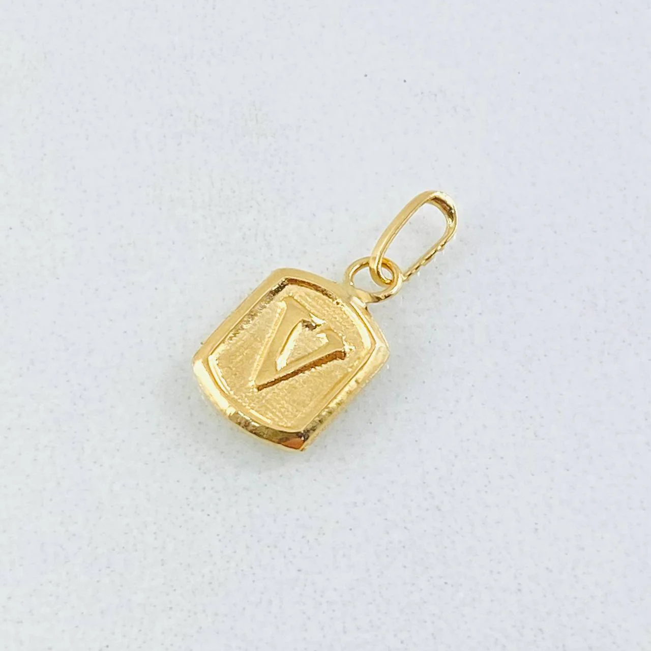 Dije Letra V 0.3 g / 1.4 cm Oro Amarillo 18K - Image 2