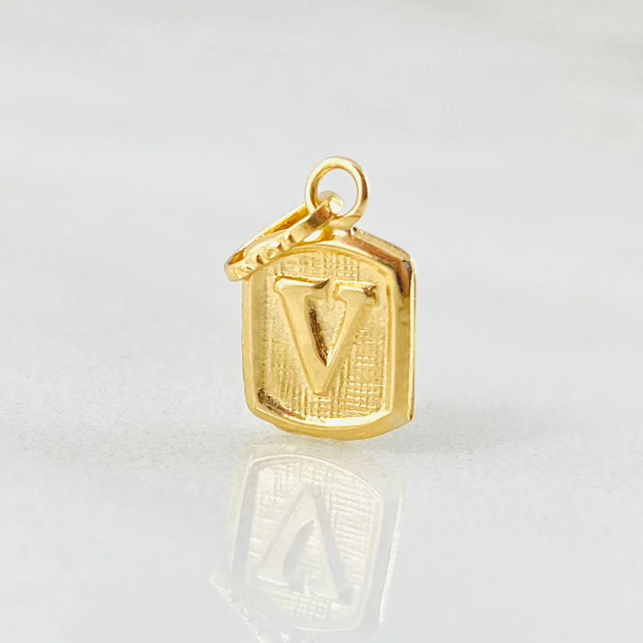 Dije Letra V 0.35 g / 1.4 cm Oro Amarillo 18K - Image 4