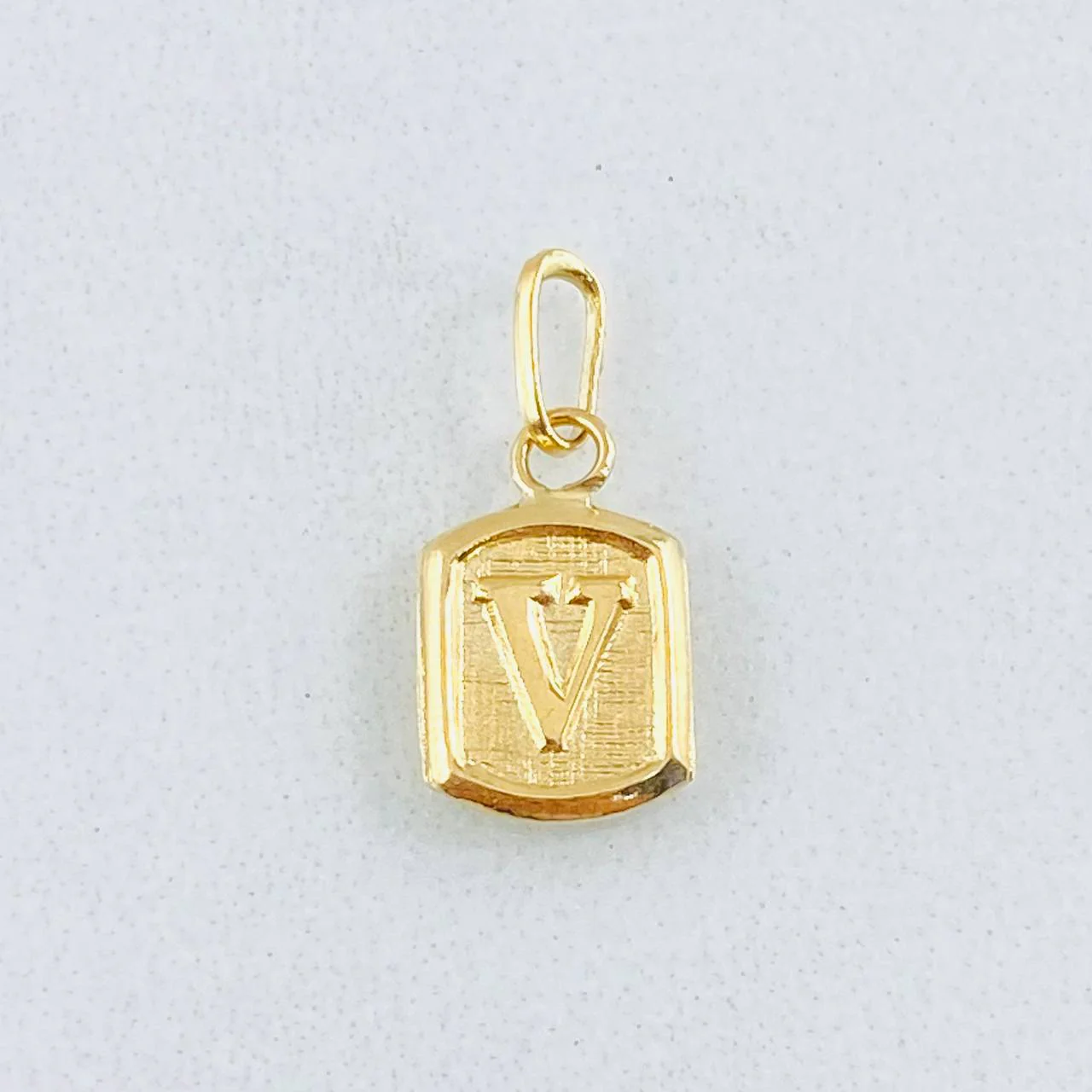 Dije Letra V 0.35 g / 1.4 cm Oro Amarillo 18K