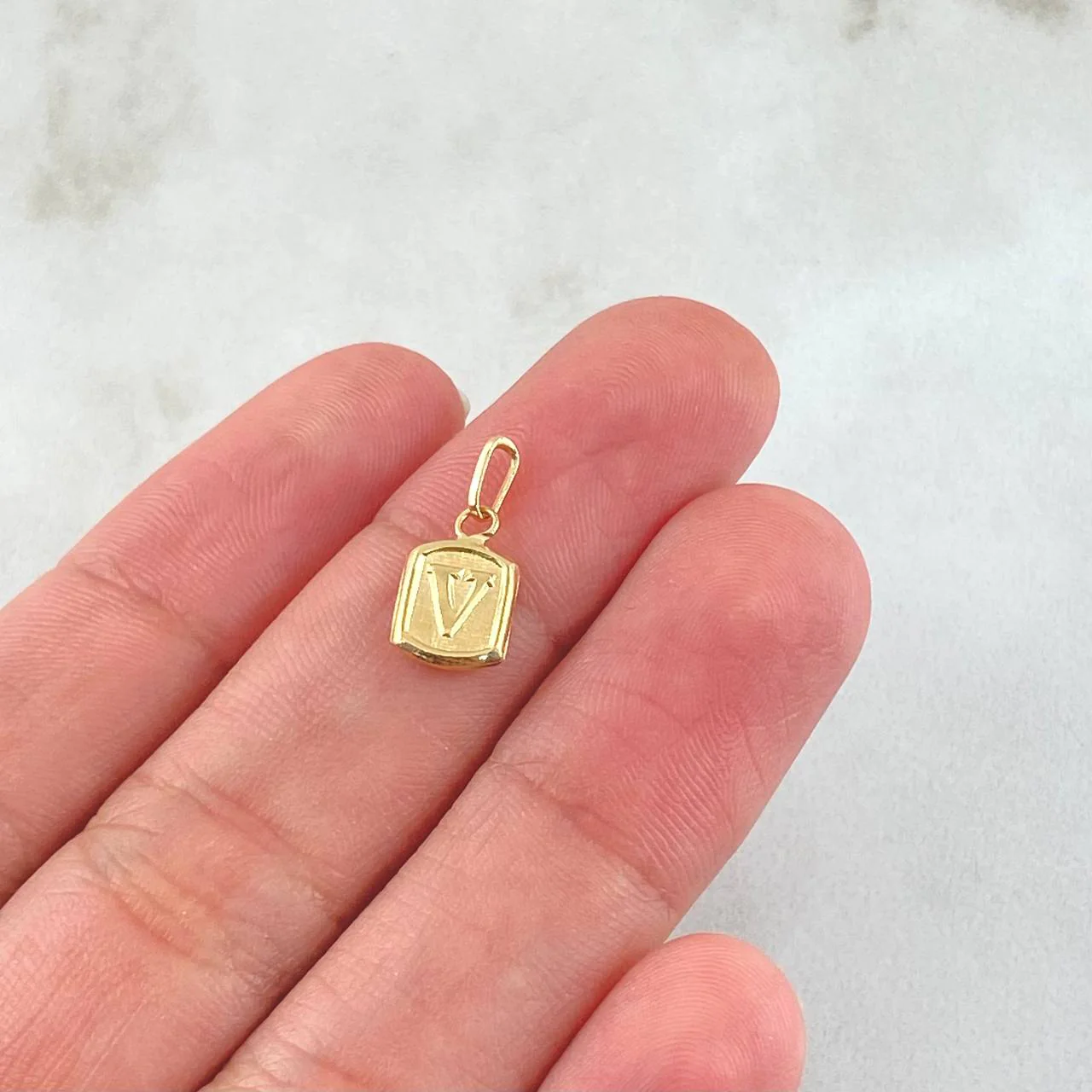 Dije Letra V 0.35 g / 1.4 cm Oro Amarillo 18K - Image 3