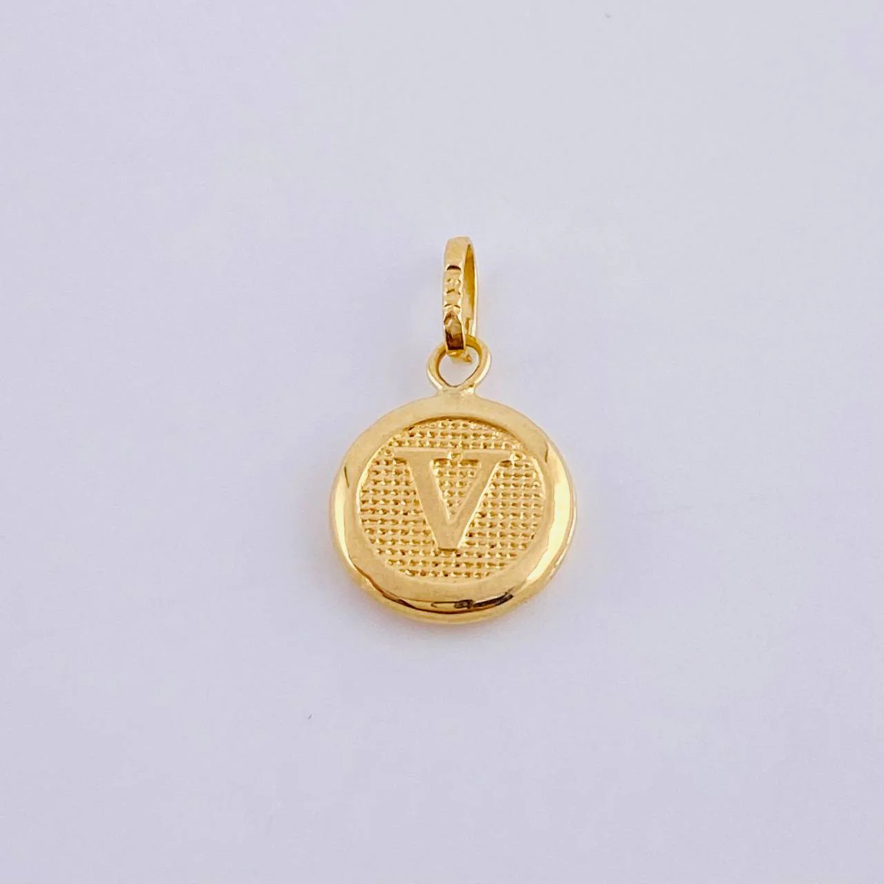 Dije Letra V 0.4 g / 1.6 cm Oro Amarillo 18K