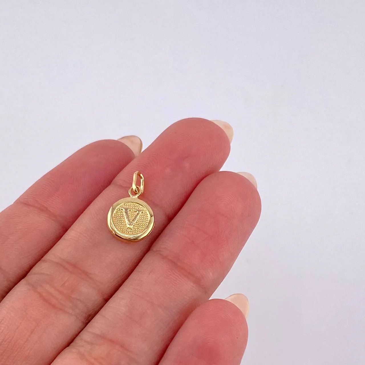 Dije Letra V 0.4 g / 1.6 cm Oro Amarillo 18K - Image 3