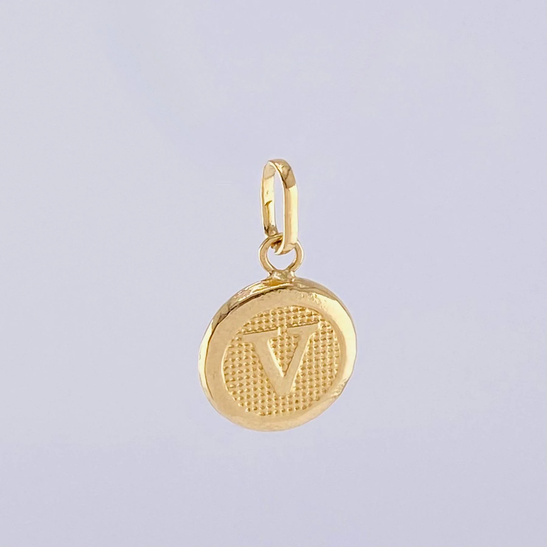 Dije Letra V 0.4 g / 1.6 cm Oro Amarillo 18K - Image 4