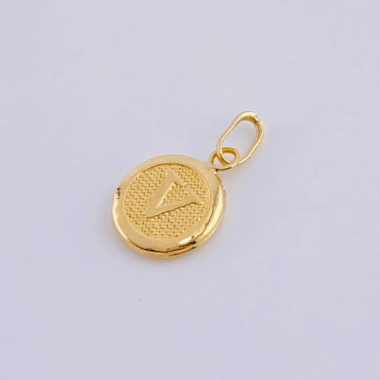 Dije Letra V 0.45 g / 1.6 cm Oro Amarillo 18K - Image 2