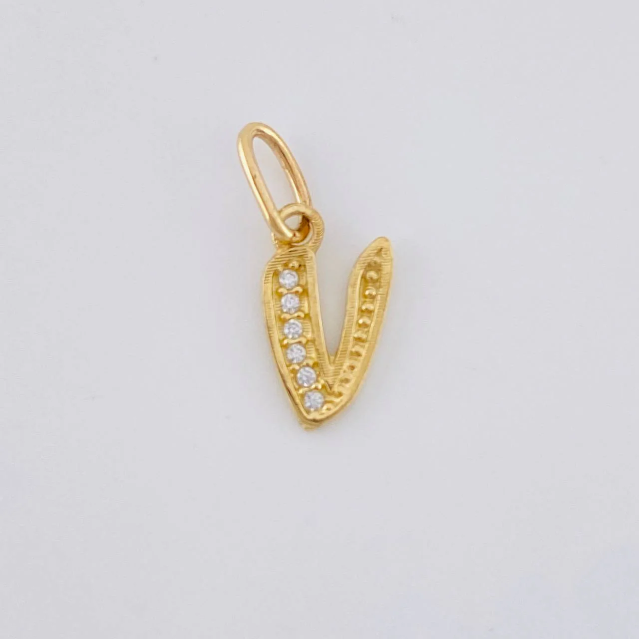 Dije Letra V Cursiva 0.65 g / 2.5 cm Oro Amarillo 18K