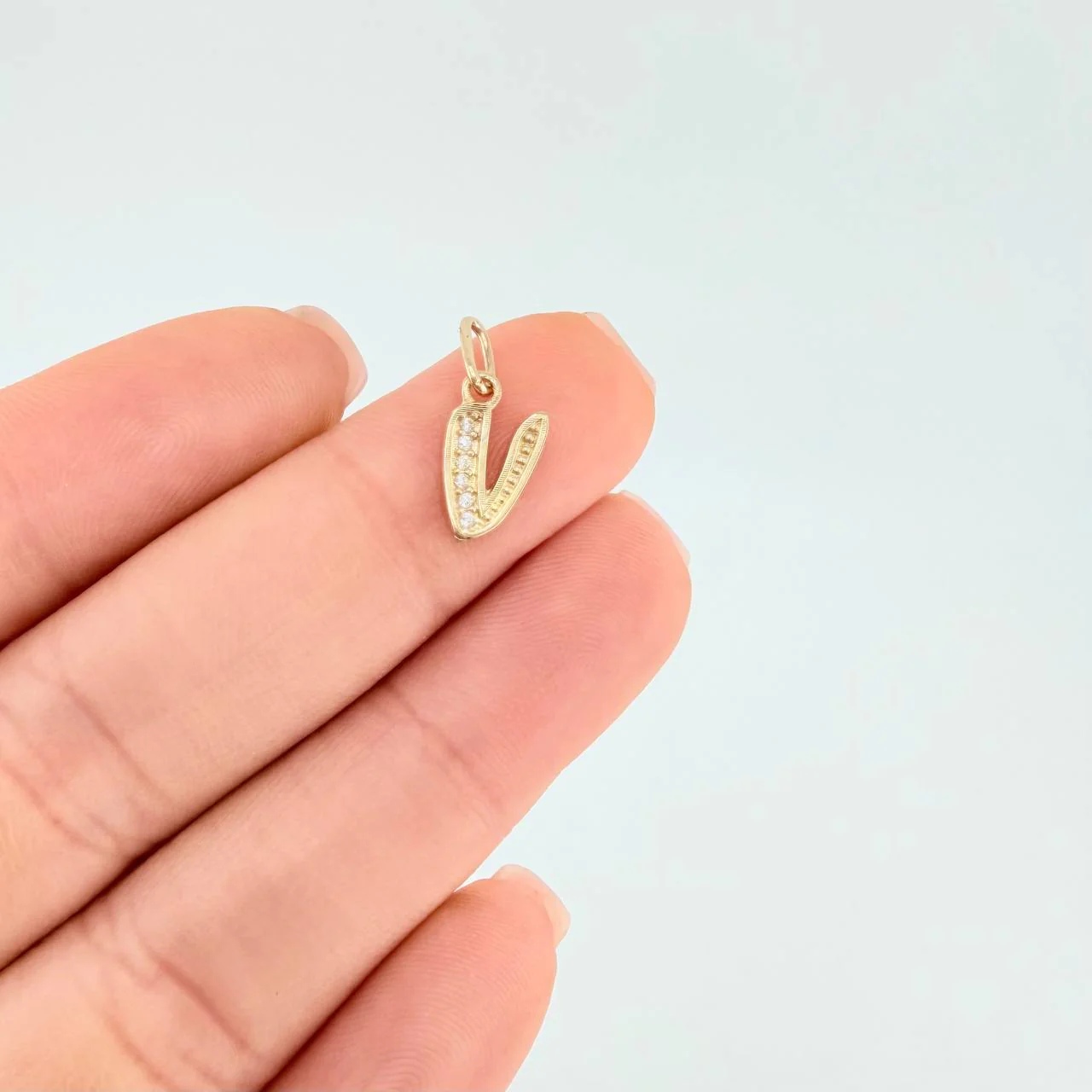 Dije Letra V Cursiva 0.7 g / 2.5 cm Oro Amarillo 18K - Image 2