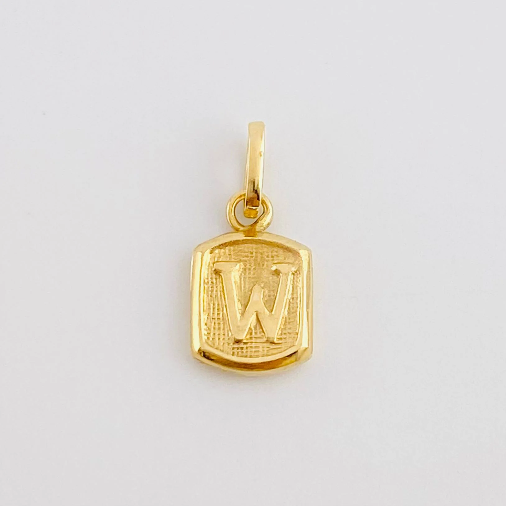 Dije Letra W 0.3 g / 1.4 cm Oro Amarillo 18K