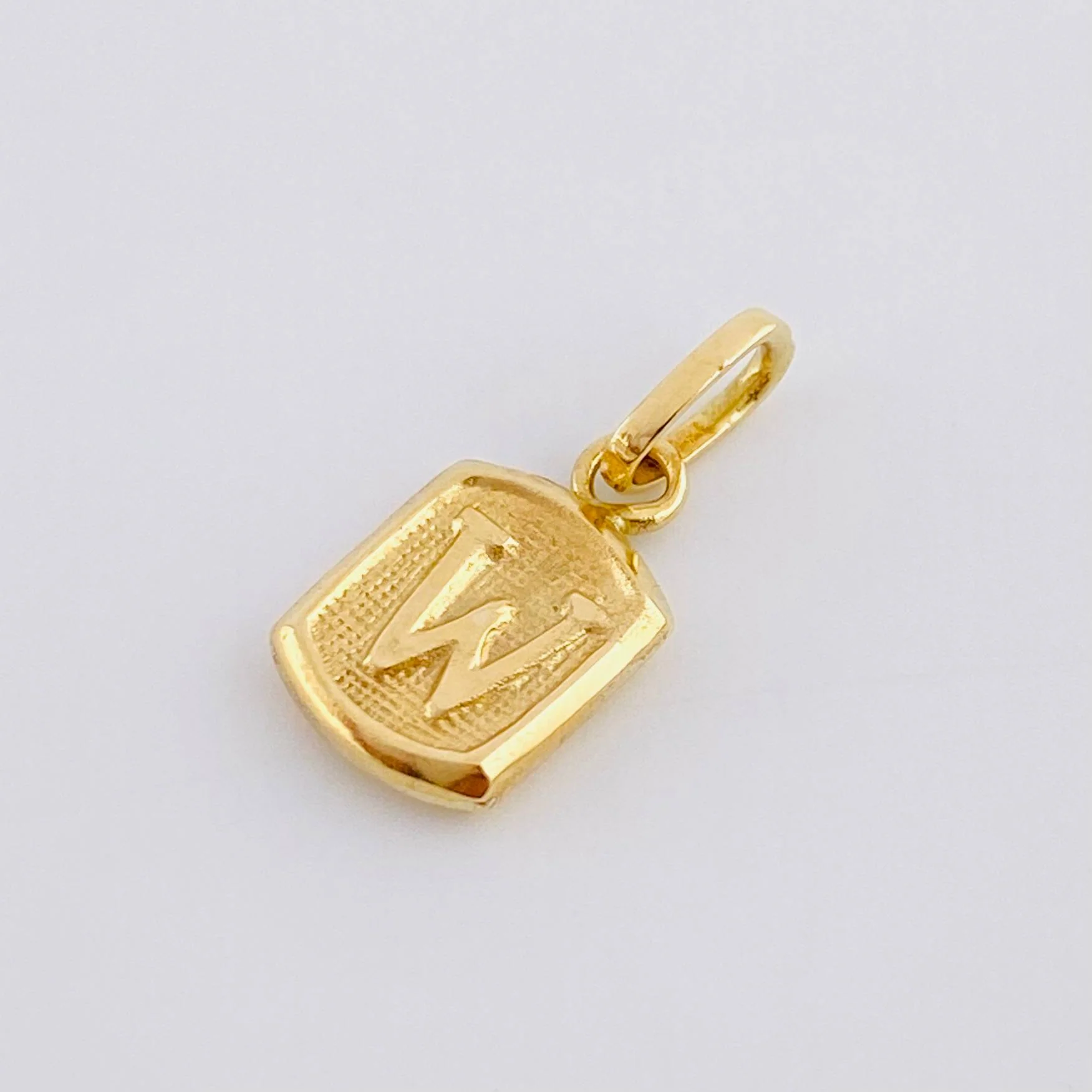 Dije Letra W 0.3 g / 1.4 cm Oro Amarillo 18K - Image 2